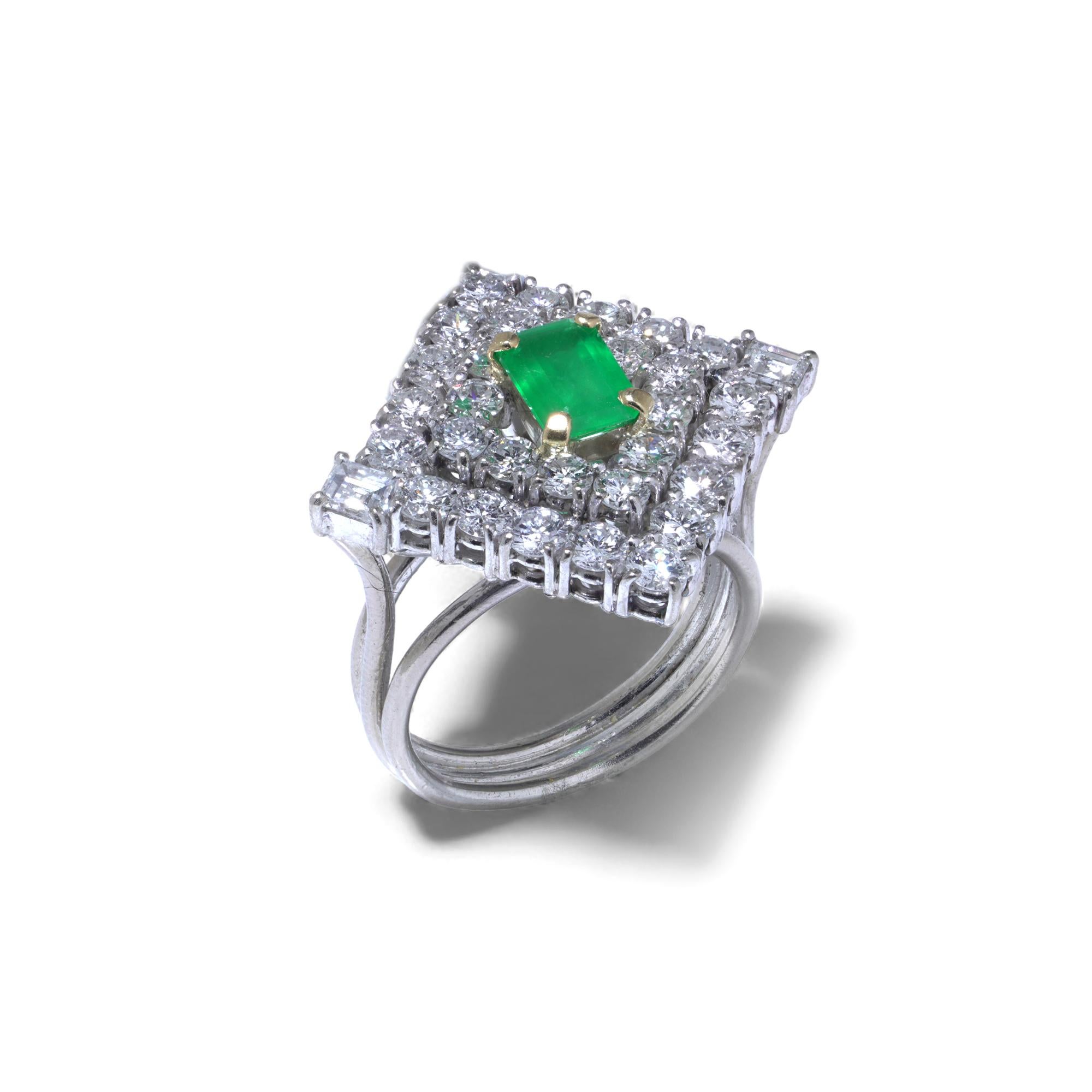 Vintage 18KT White Gold Colombian Emerald & Diamond Cluster Ring, 1970s Bon état - En vente à Braintree, GB