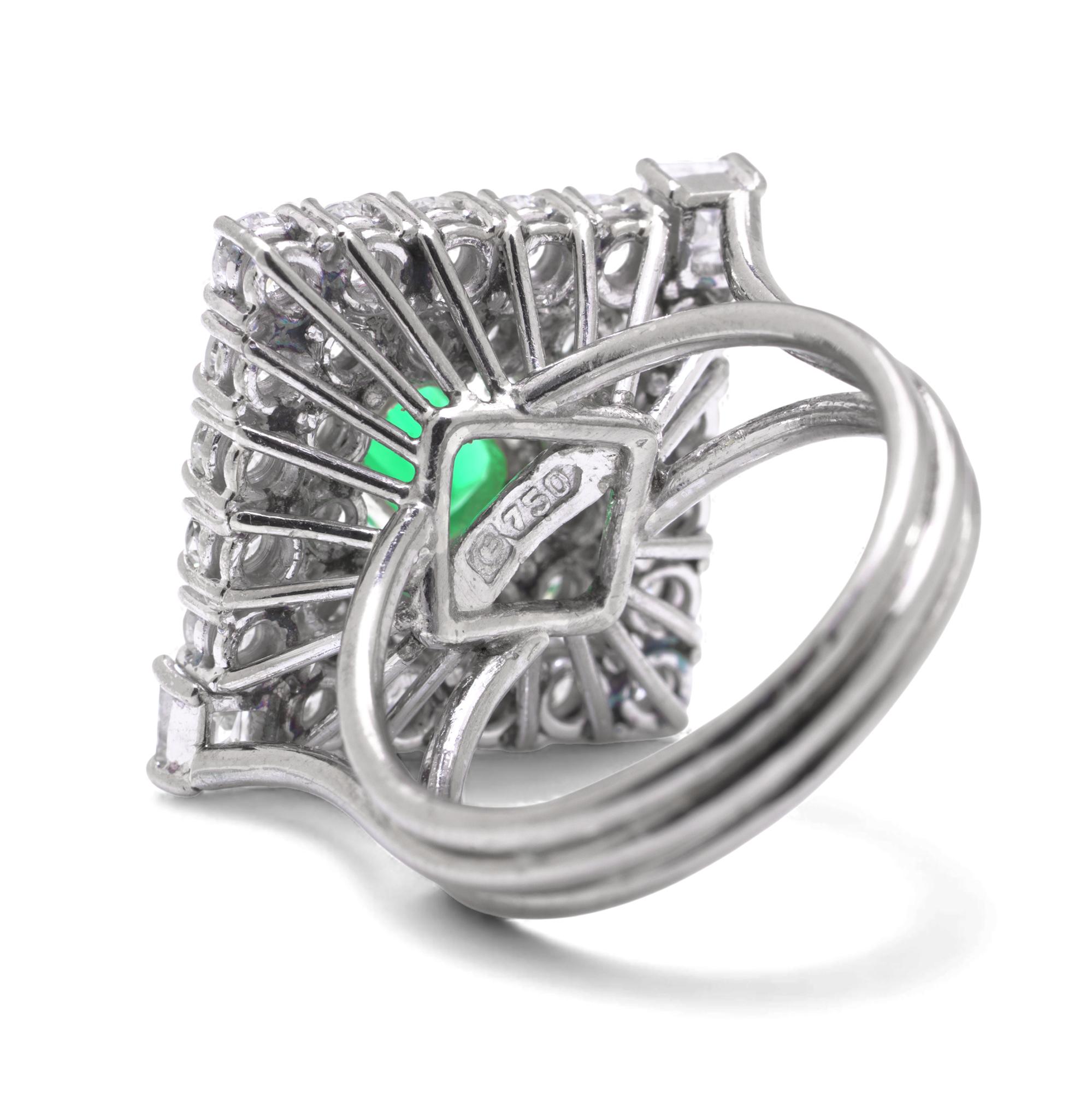 Vintage 18KT White Gold Colombian Emerald & Diamond Cluster Ring, 1970s Pour femmes en vente