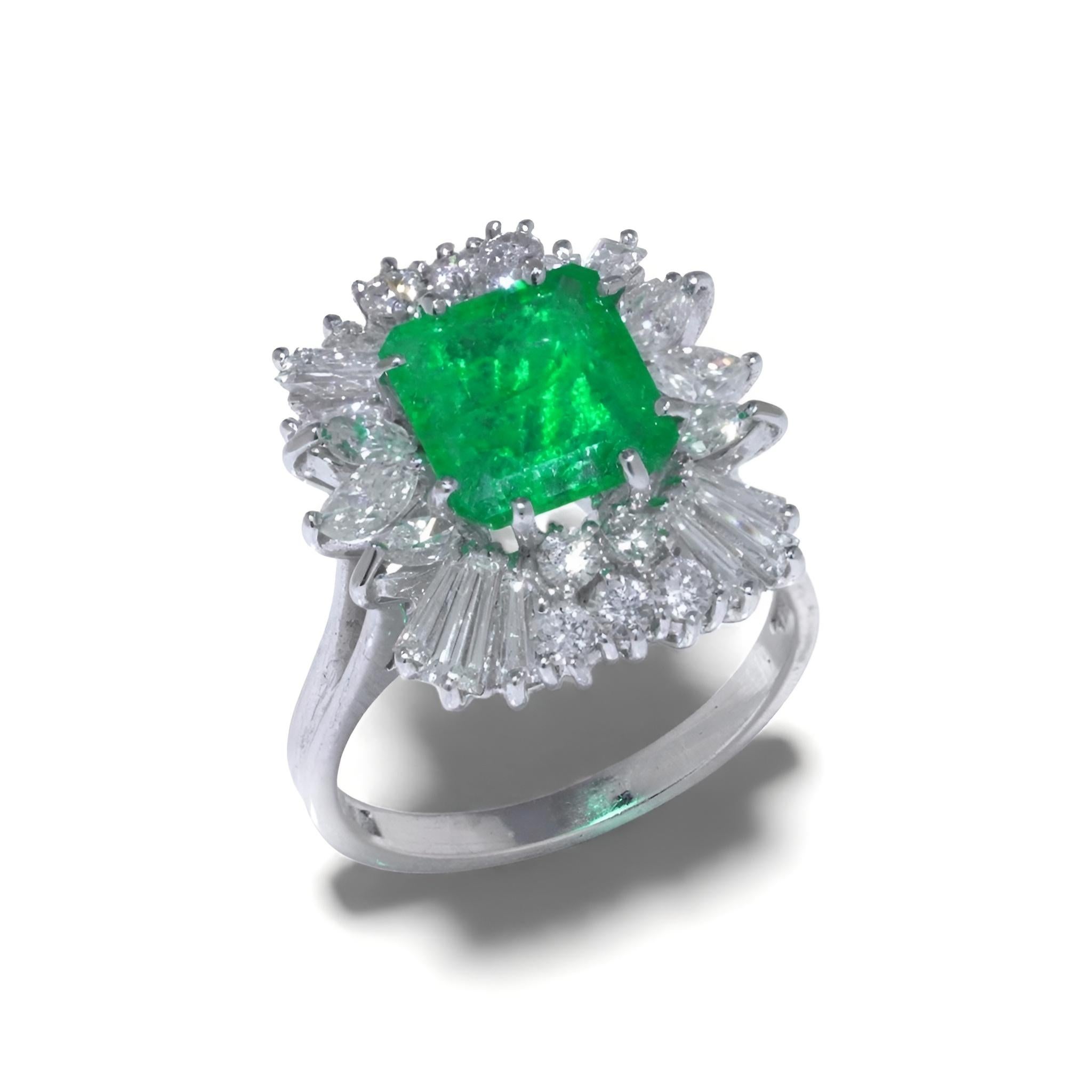 Art déco Vintage 18KT White Gold Colombian Emerald & Diamond Cluster Ring en vente