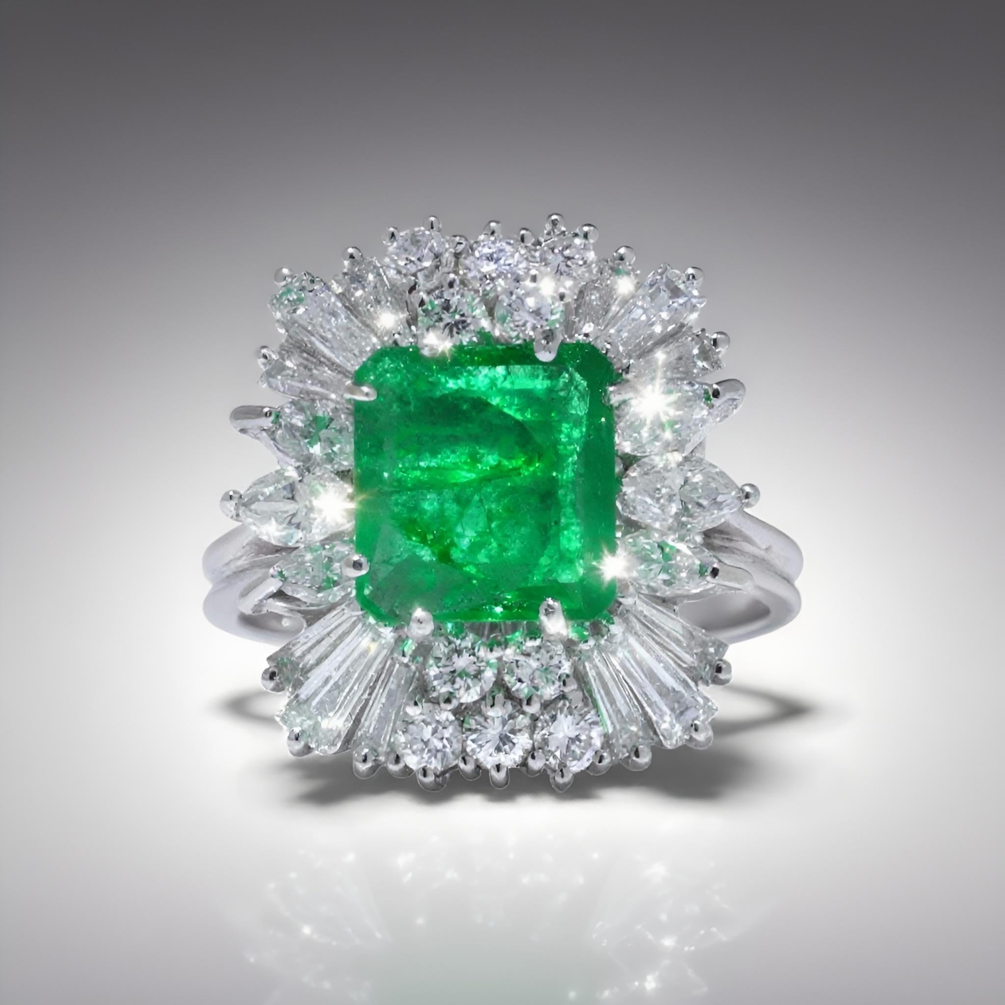 Taille carrée Vintage 18KT White Gold Colombian Emerald & Diamond Cluster Ring en vente