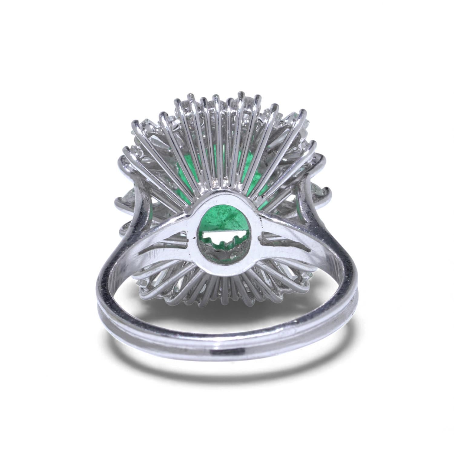 Vintage 18KT White Gold Colombian Emerald & Diamond Cluster Ring Bon état - En vente à Braintree, GB