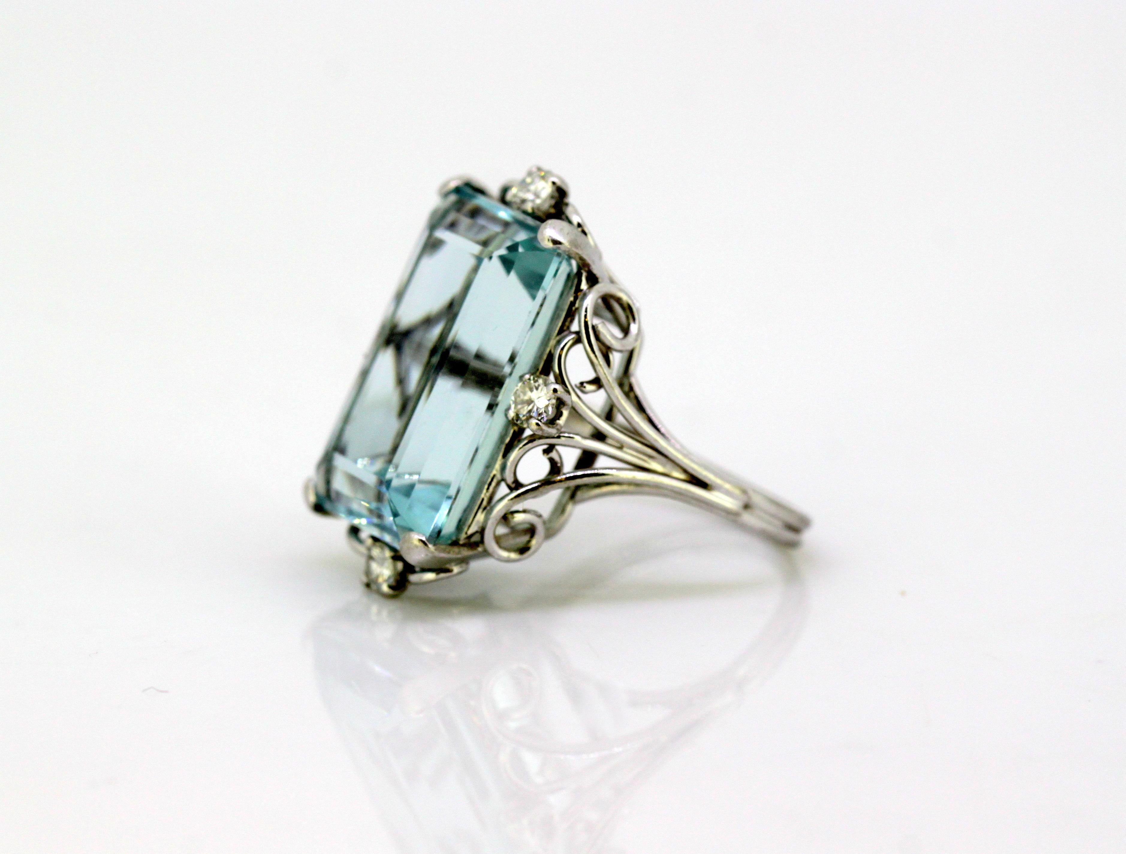 Art Deco Vintage 18 Karat White Gold Ladies Ring with Natural Aquamarine and Diamonds