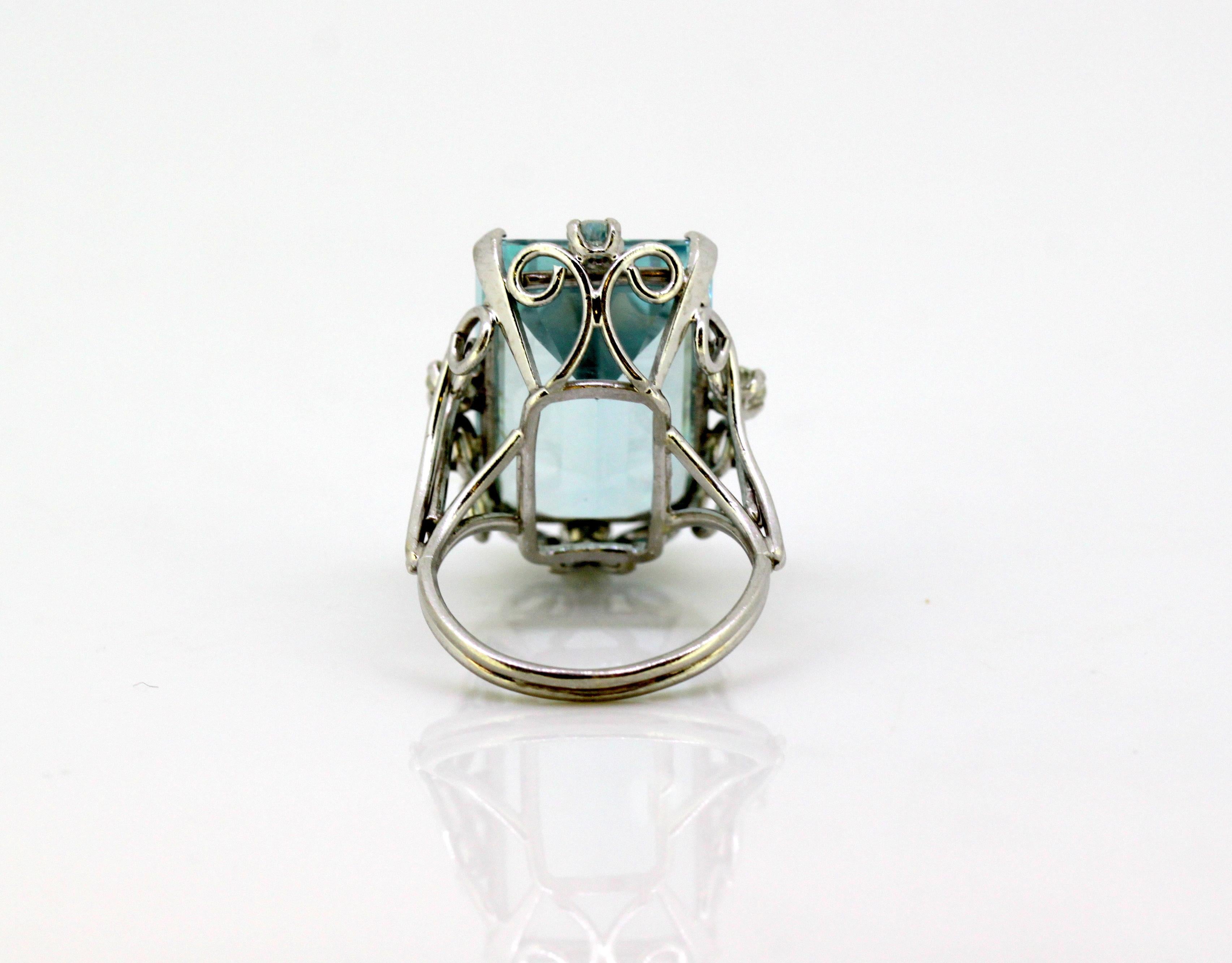 Vintage 18 Karat White Gold Ladies Ring with Natural Aquamarine and Diamonds In Good Condition In Braintree, GB