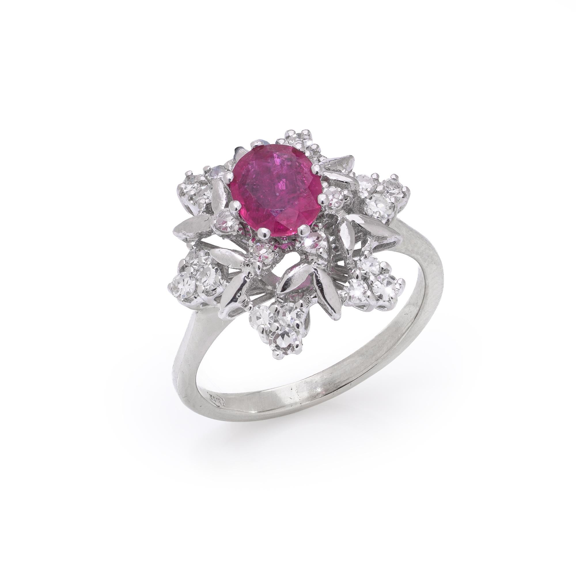Vintage 18kt Weißgold Rubin und Diamant-Cluster-Ring für Damen oder Herren im Angebot