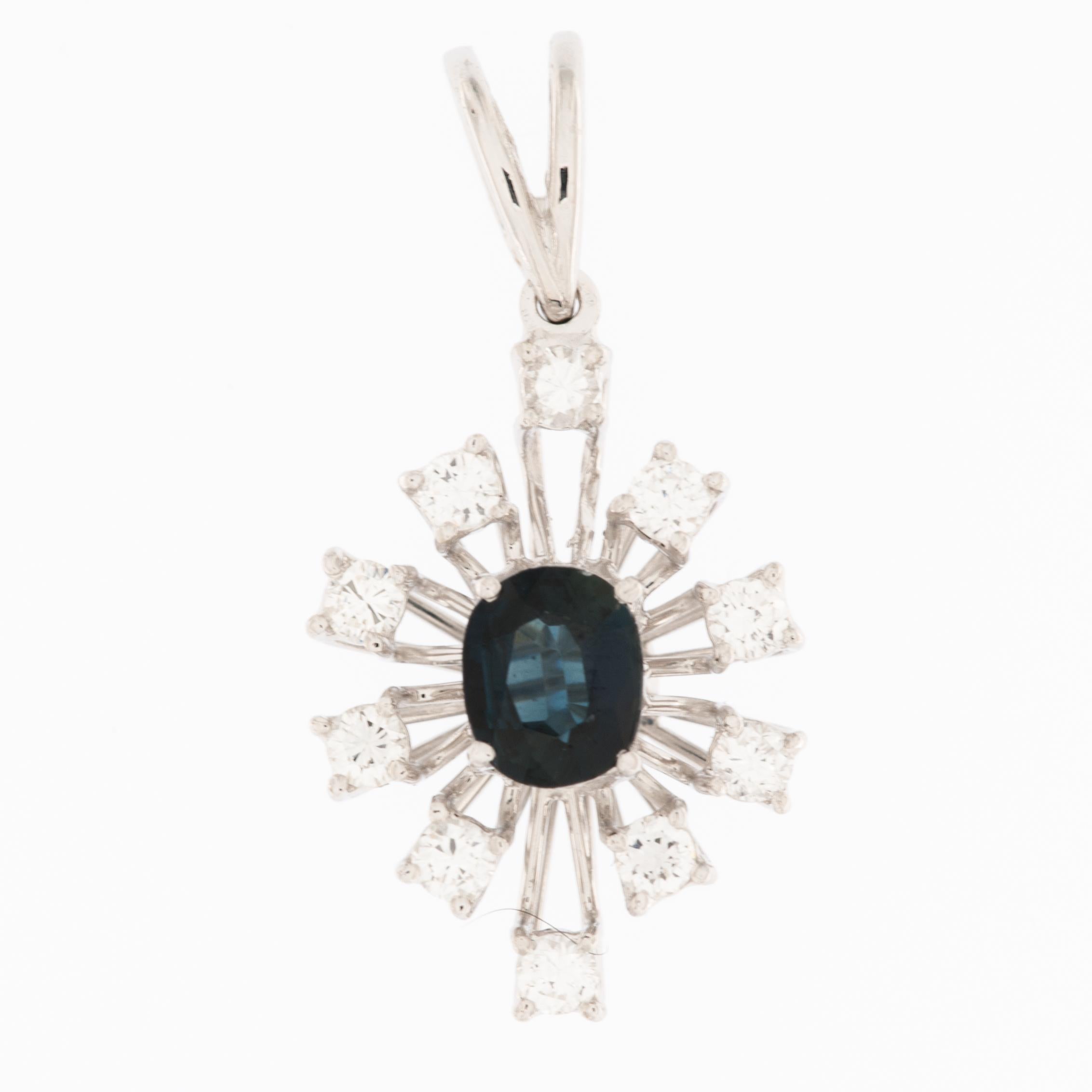 Il ciondolo vintage in oro bianco 18kt con diamanti e zaffiro è un pezzo affascinante che emana eleganza e fascino senza tempo. Realizzato in oro bianco 18kt di alta qualità, questo ciondolo presenta un caratteristico design a raggiera che ricorda