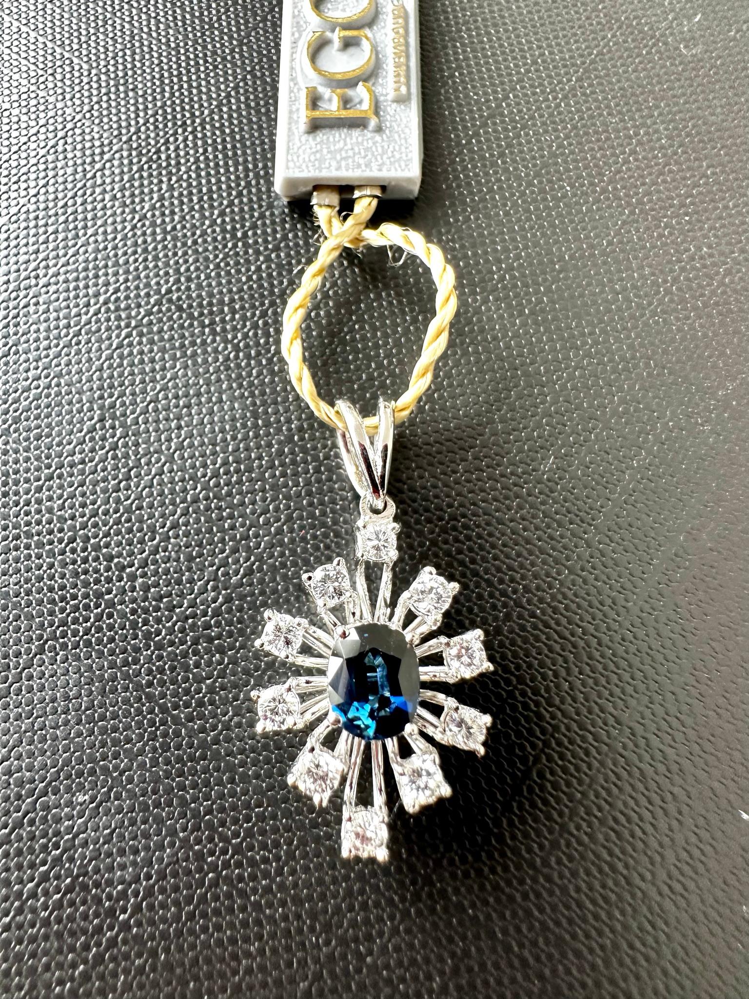 Vintage 18kt White Gold Sunray Design Pendant with Diamonds and Sapphire In Excellent Condition For Sale In Esch-Sur-Alzette, LU