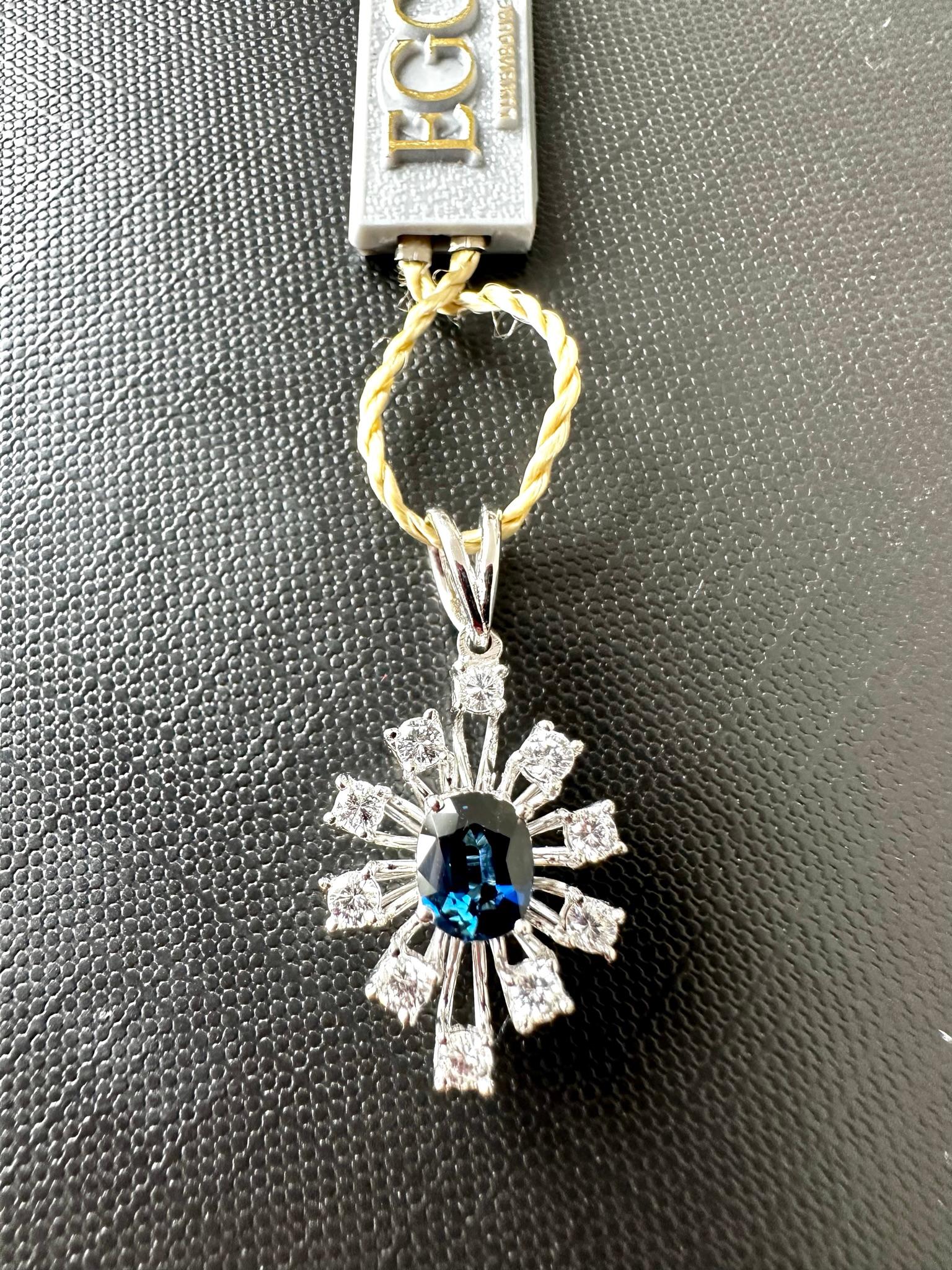 Ciondolo d'epoca in oro bianco 18 carati con diamanti e zaffiro dal design a raggiera In condizioni ottime in vendita a Esch sur Alzette, Esch-sur-Alzette