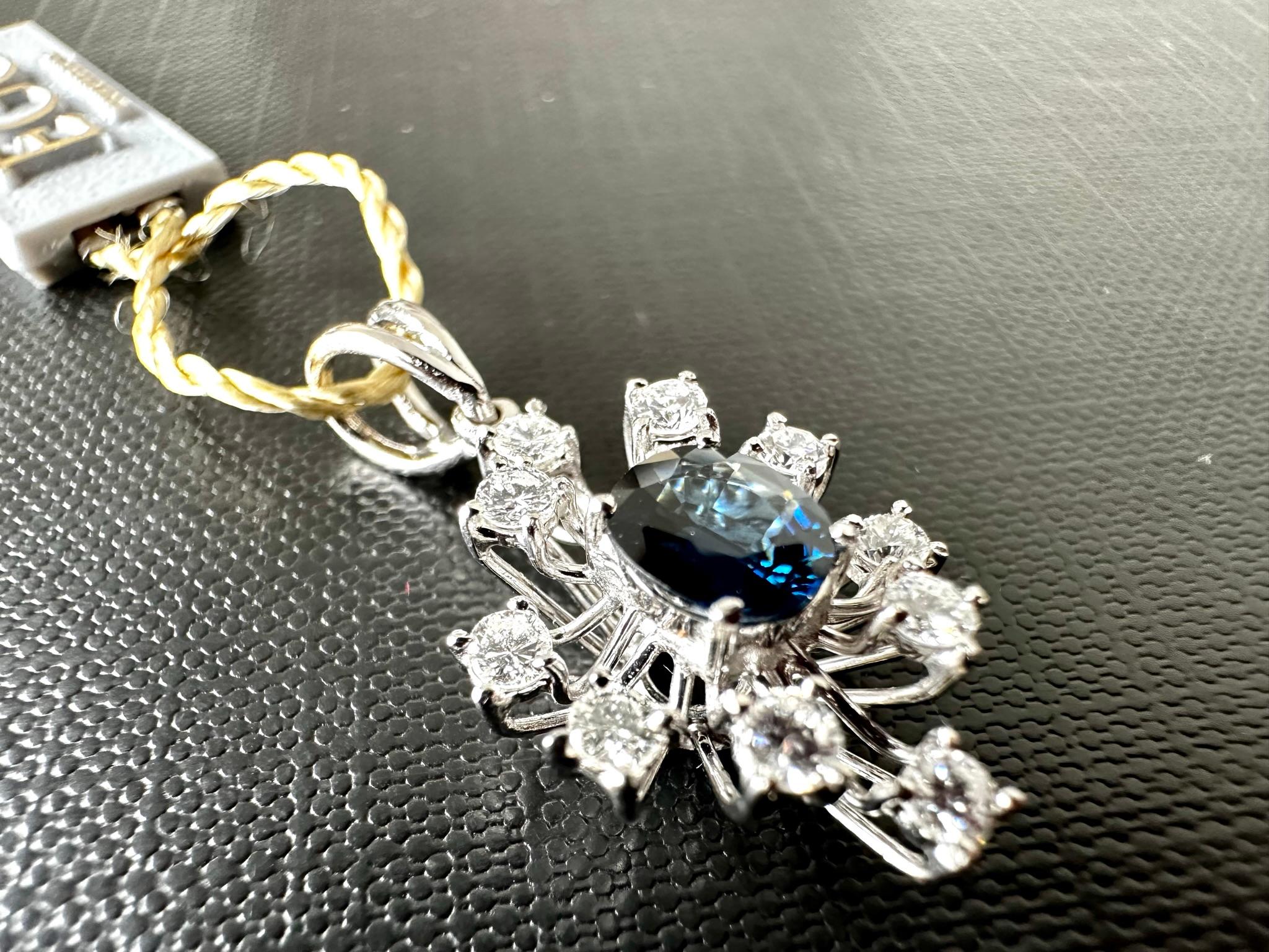 Donna Ciondolo d'epoca in oro bianco 18 carati con diamanti e zaffiro dal design a raggiera in vendita
