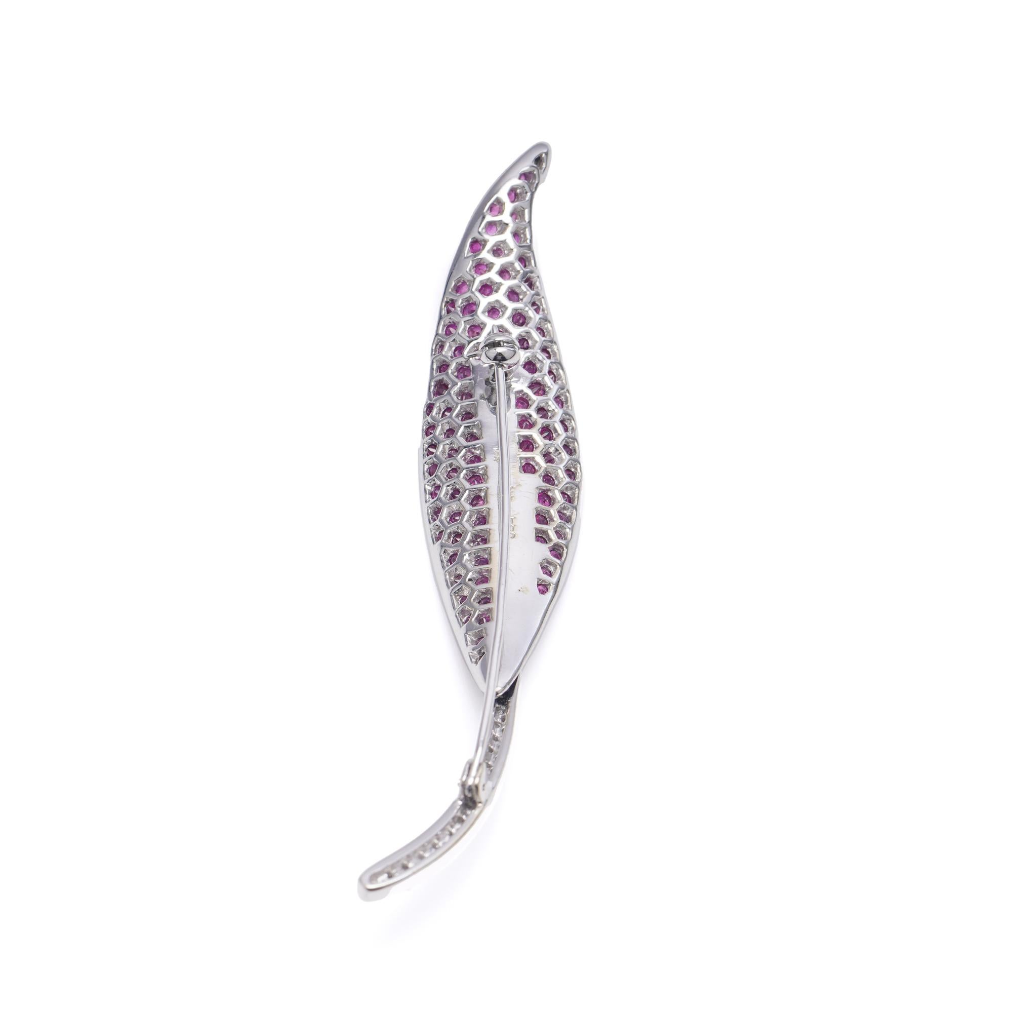 Women's Vintage 18kt. white leaf-shaped brooch, set with rubies and diamonds For Sale