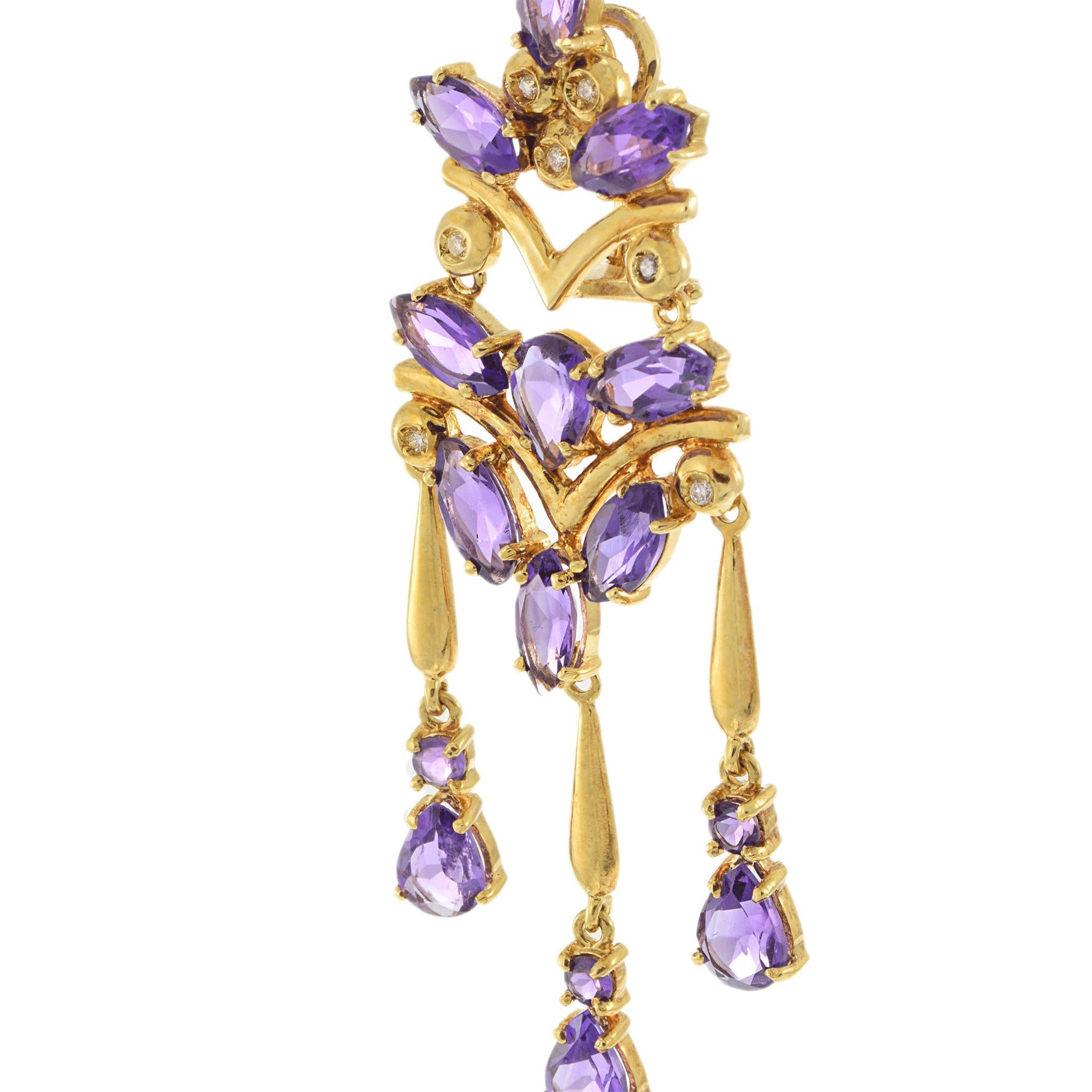 Ricchi di colore e di movimento, questi orecchini a lampadario vintage presentano ricche ametiste viola in tagli misti - marquise, a pera e a cuore - che scorrono in un'ornata montatura in oro giallo 18KT. Elegata con 0,28 carati di diamanti tondi