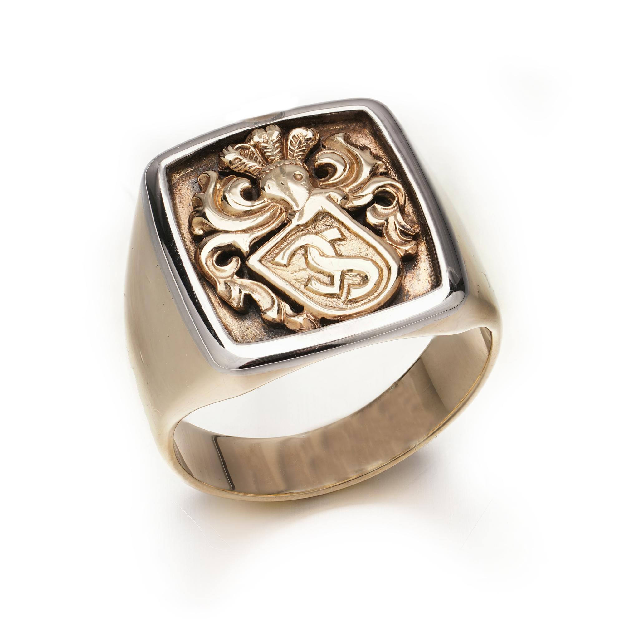 Vintage 9kt. yellow gold and white gold signet ring with coat of arms.
Made in Ca. 1990's
Marked: Gam
X - ray has been tested positive for 9kt. gold.

The dimensions -
Ring Size: Length x Width x depth: 2.7 x 2.9 x 1.9 cm
Finger Size (UK) = T (EU) =