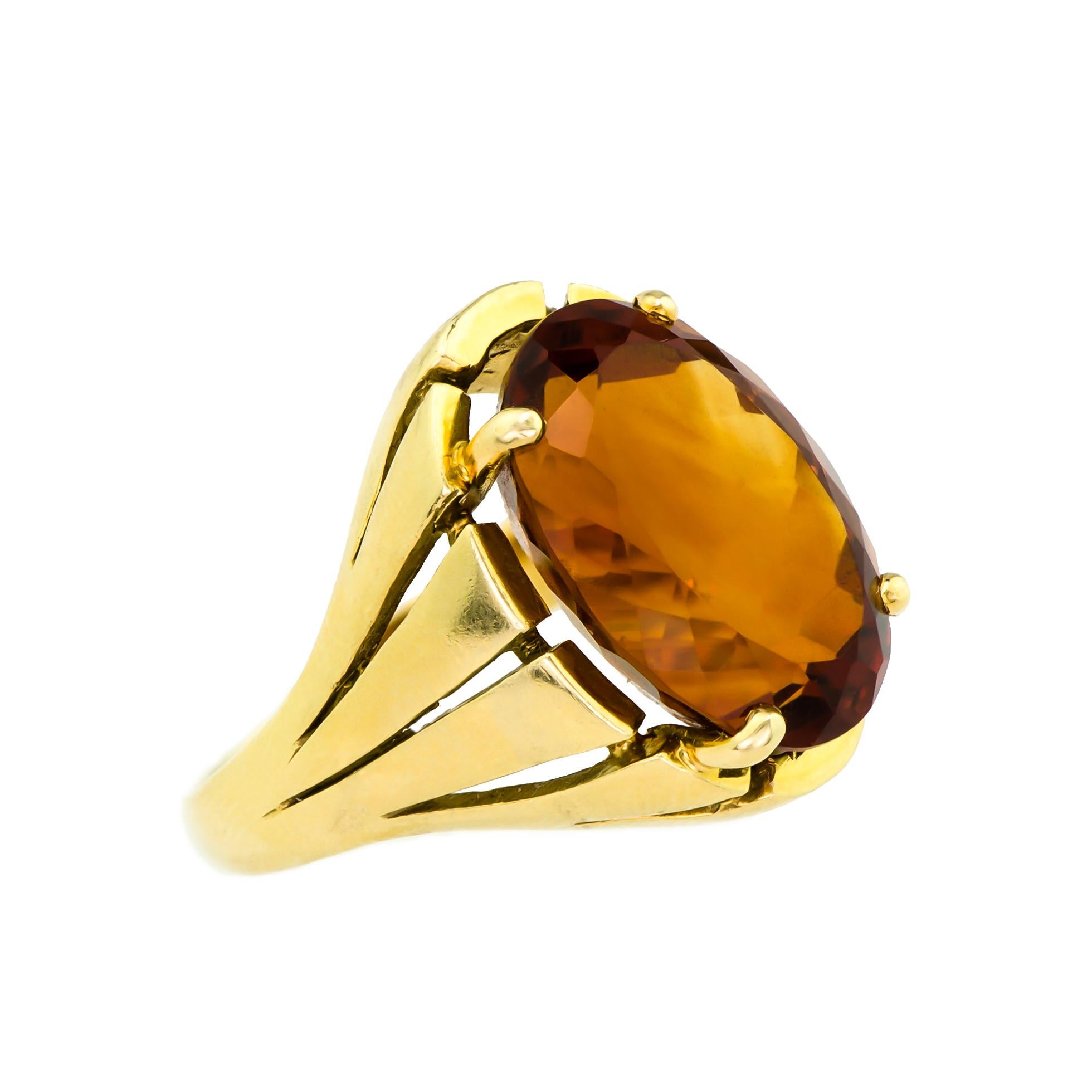 Brilliant Cut Vintage 18kt Yellow Gold and Citrine Cocktail Ring For Sale