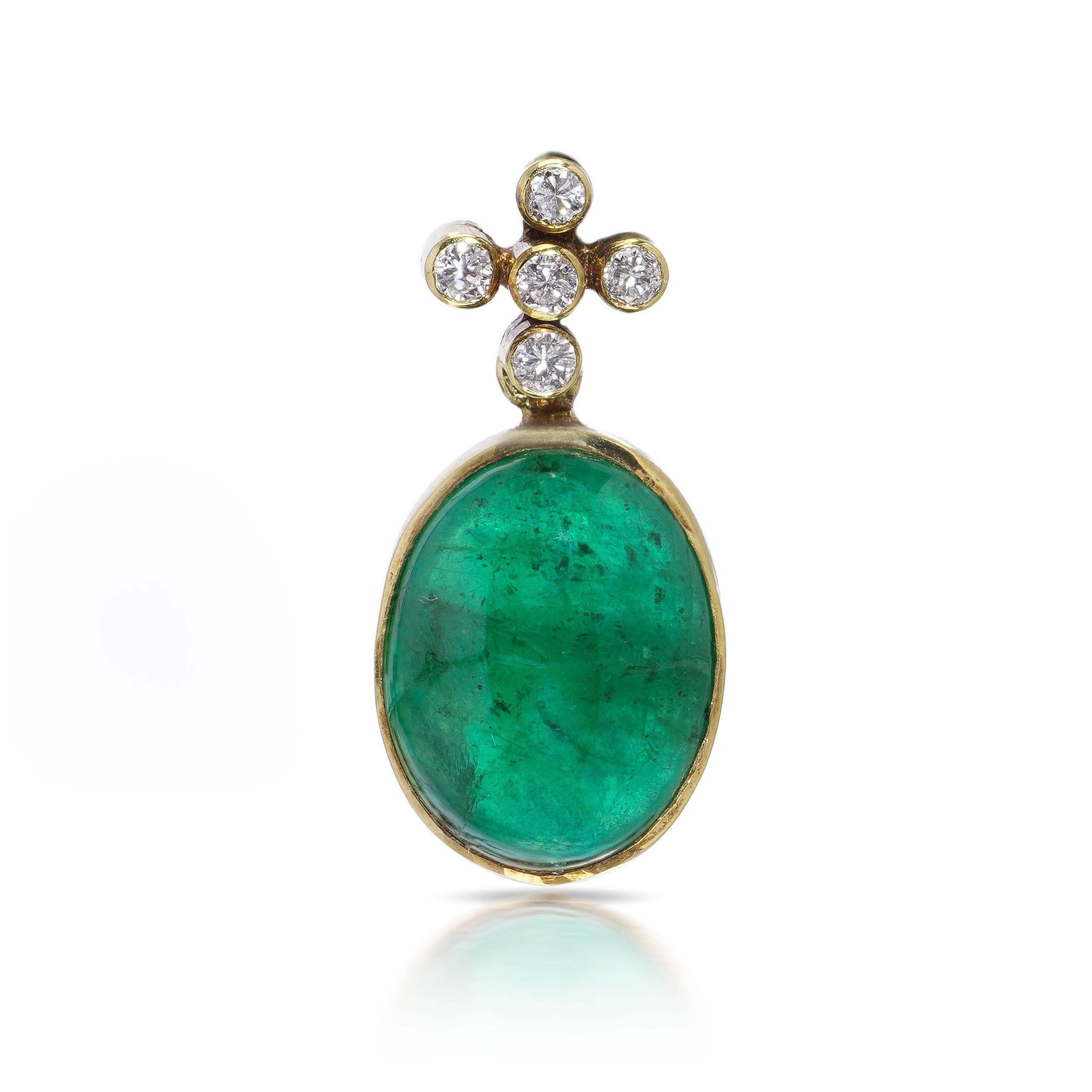 18k yellow gold pendant, showcasing a vibrant emerald cabochon.
The emerald’s smooth, domed surface highlights its deep green hue and natural inclusions, characteristics that emphasize its authenticity and unique charm. Surrounding the emerald are