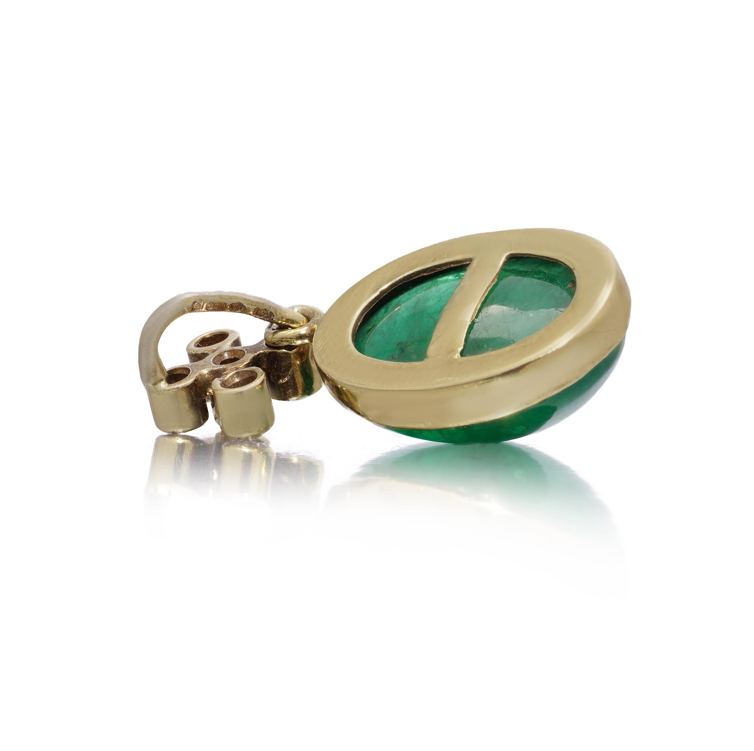 Taille cabochon Vintage 18kt yellow gold cabochon emerald and diamond pendant en vente