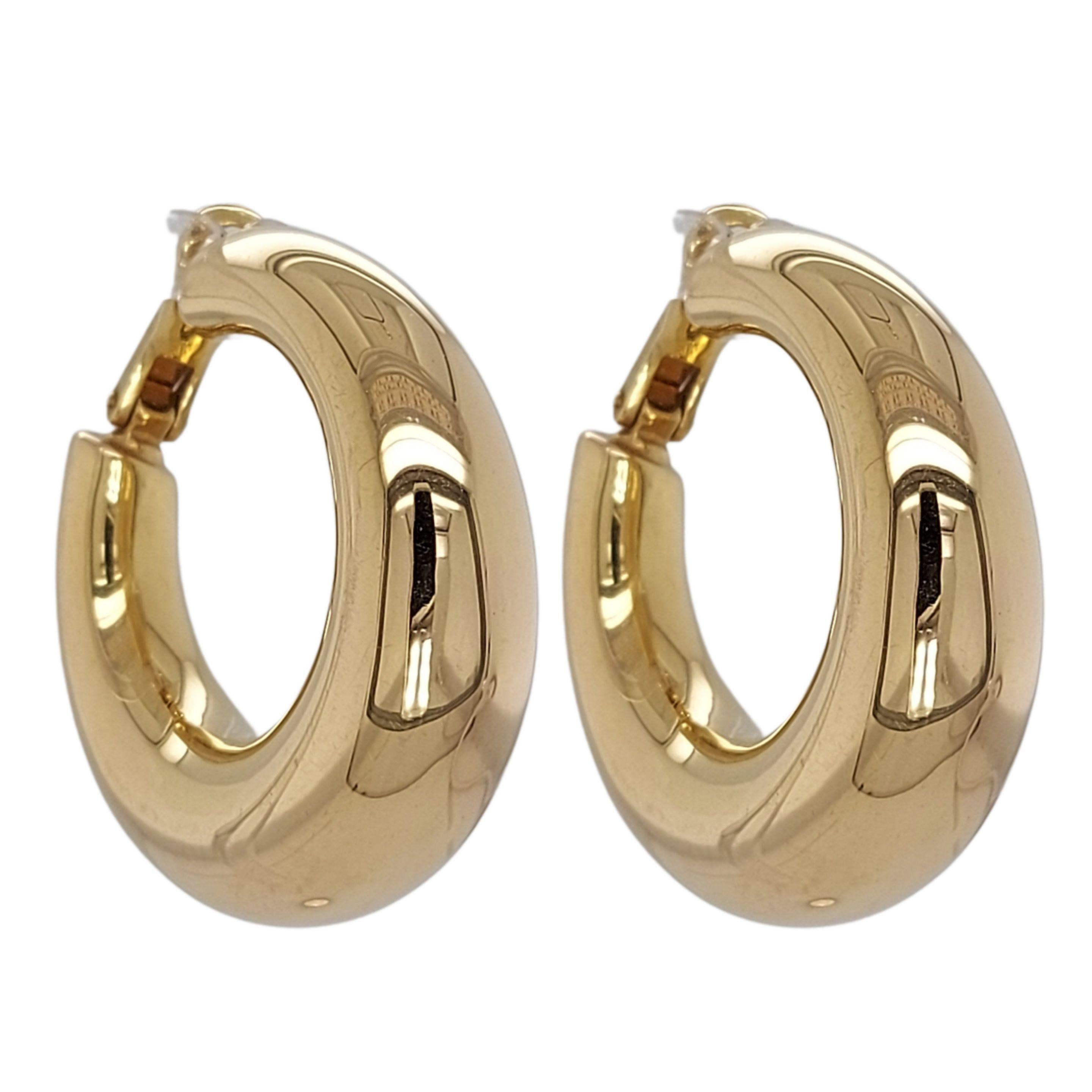 Gorgeous Vintage Chaumet Paris 18kt yellow gold Hoop Earrings

Material: 18kt Yellow Gold

Measurements: diameter 34 mm 

Total weight: 14,2 grams / 0.500 oz / 9.1 dwt

Stamped with the Chaumet maker's mark, a serial number and a hallmark for 18k
