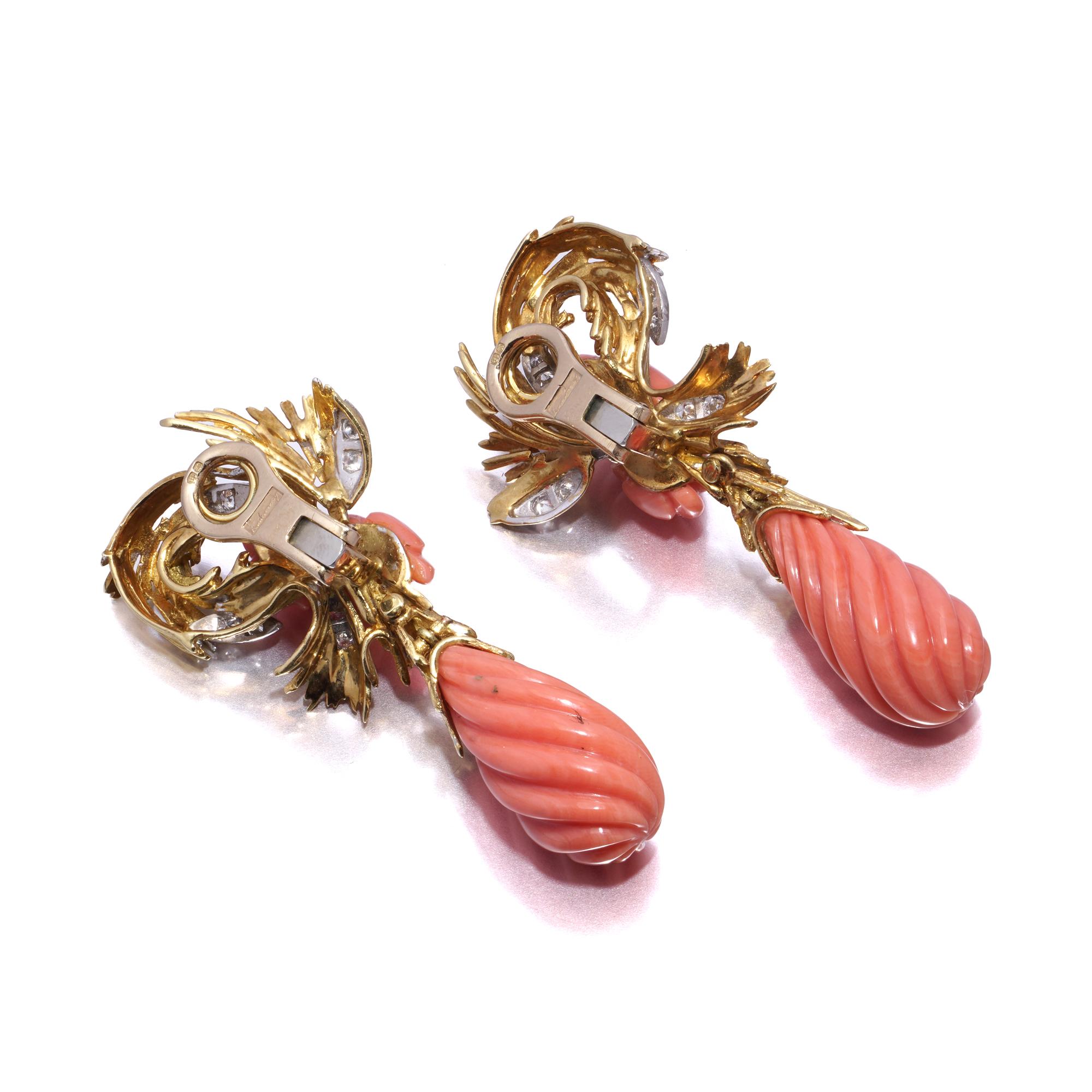 Taglio brillante Orecchini a clip in oro giallo 18kt con corallo e diamanti, CIRCA 1970 in vendita