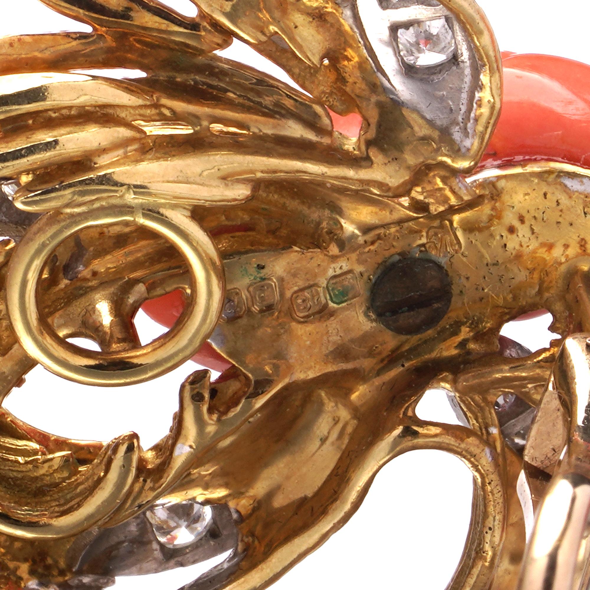 Donna Orecchini a clip in oro giallo 18kt con corallo e diamanti, CIRCA 1970 in vendita