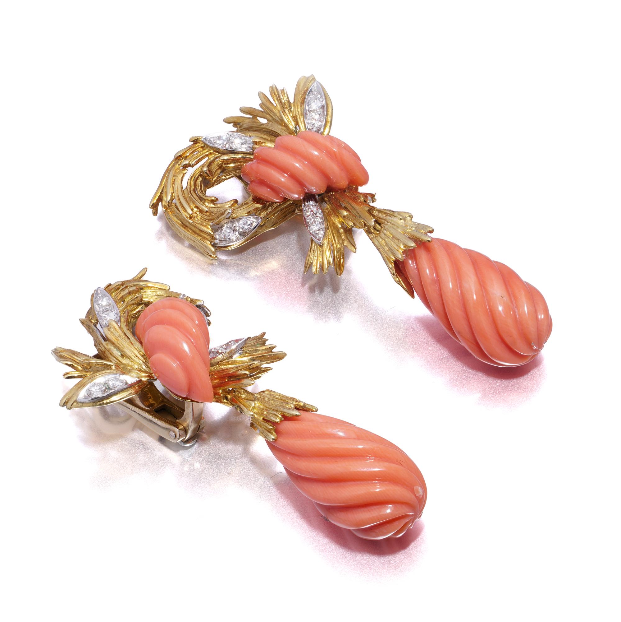 Orecchini a clip in oro giallo 18kt con corallo e diamanti, CIRCA 1970 in vendita 2
