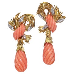 Orecchini a clip in oro giallo 18kt con corallo e diamanti, CIRCA 1970