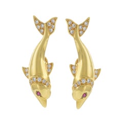Orecchini a forma di delfino in oro giallo 18KT vintage con diamanti e rubini