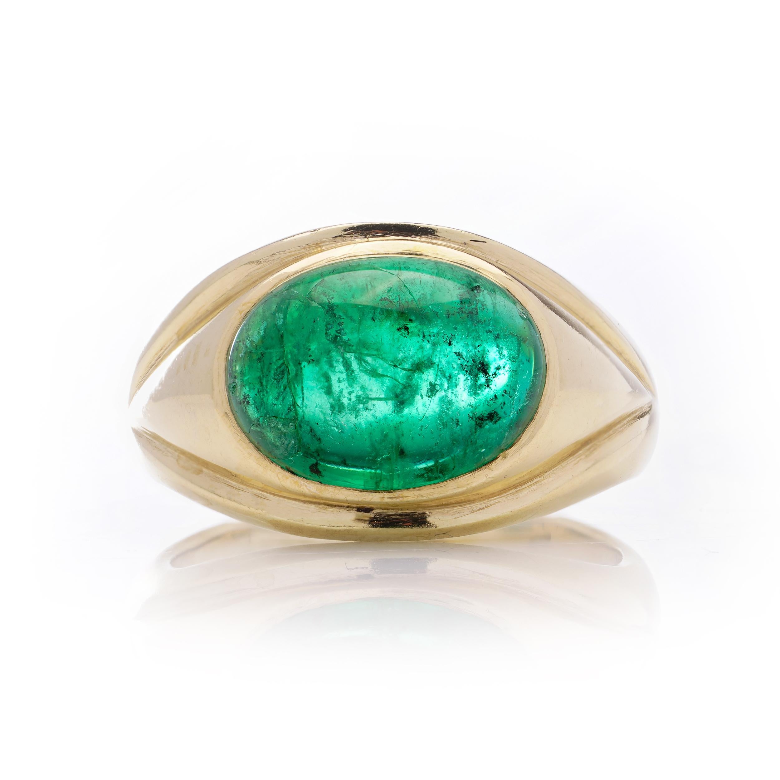 Vintage 18kt yellow gold dome ring set with oval 3.95ct. cabochon Emerald In Good Condition For Sale In Braintree, GB