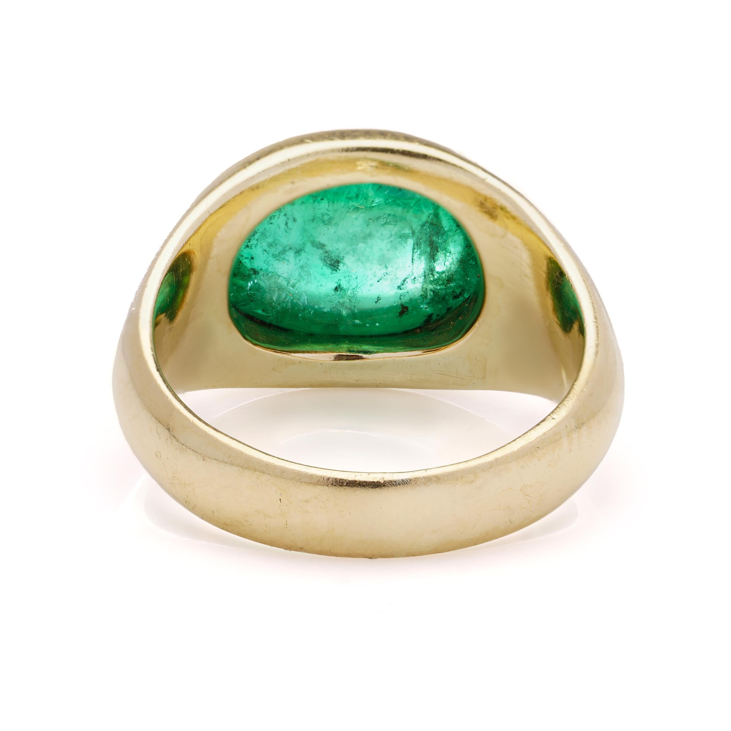 Vintage 18kt Gelbgold Dome Ring mit ovalen 3,95ct. Cabochon Smaragd gesetzt im Angebot 1