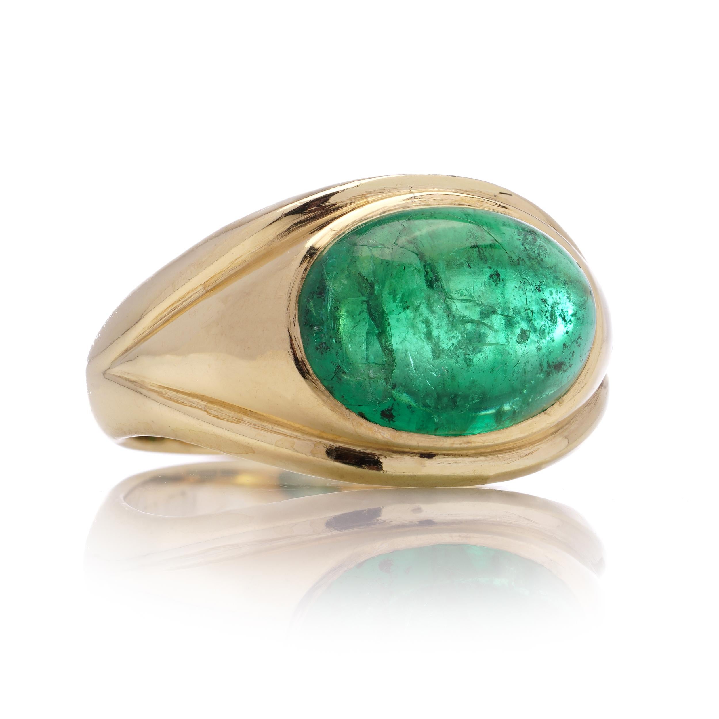 Vintage 18kt Gelbgold Dome Ring mit ovalen 3,95ct. Cabochon Smaragd gesetzt im Angebot 3