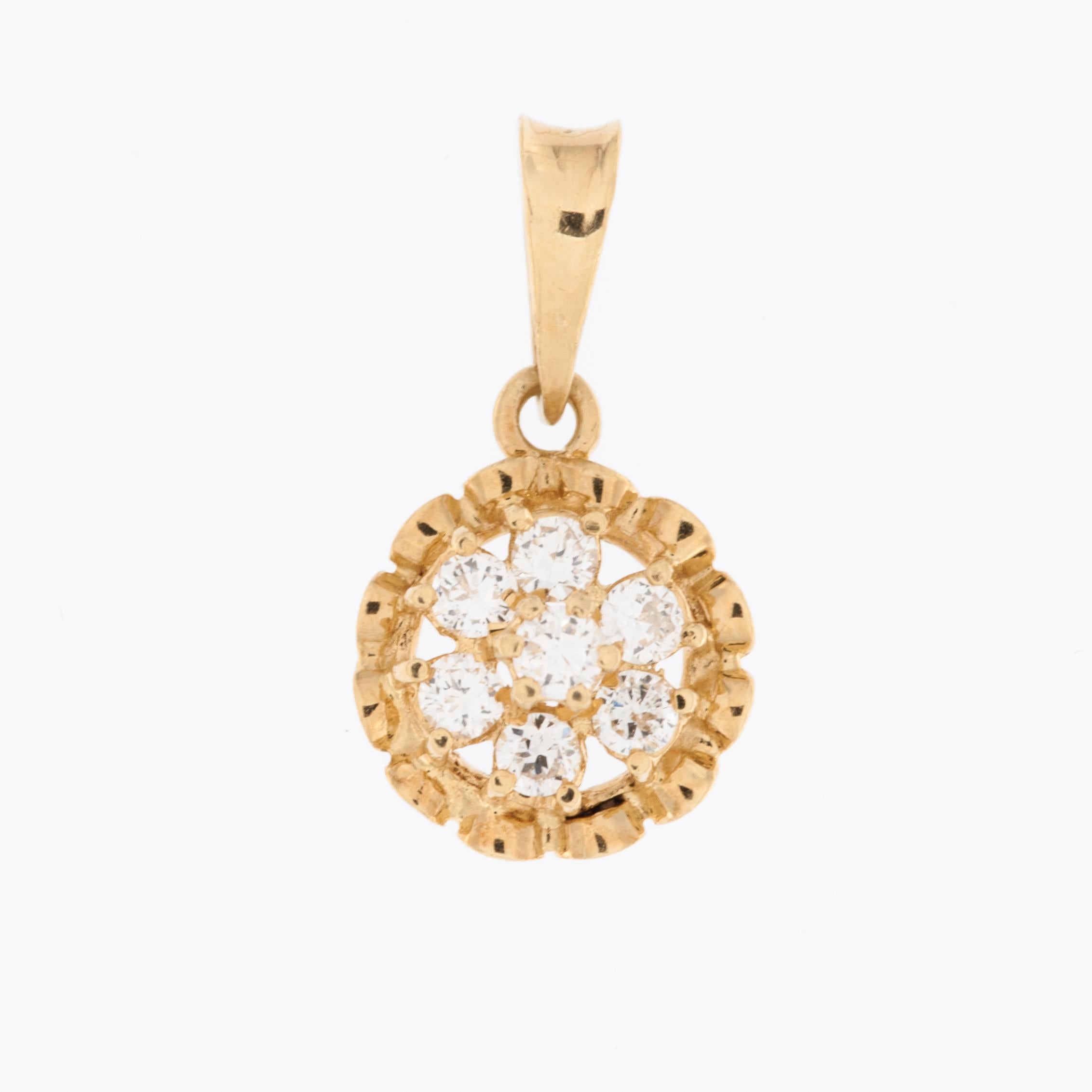 The Vintage 18kt Yellow Gold Flower Design Pendant with Diamonds is an exquisite and timeless piece of jewelry that seamlessly blends classic elegance with intricate craftsmanship. The pendant is crafted from high-quality 18-karat yellow gold, known