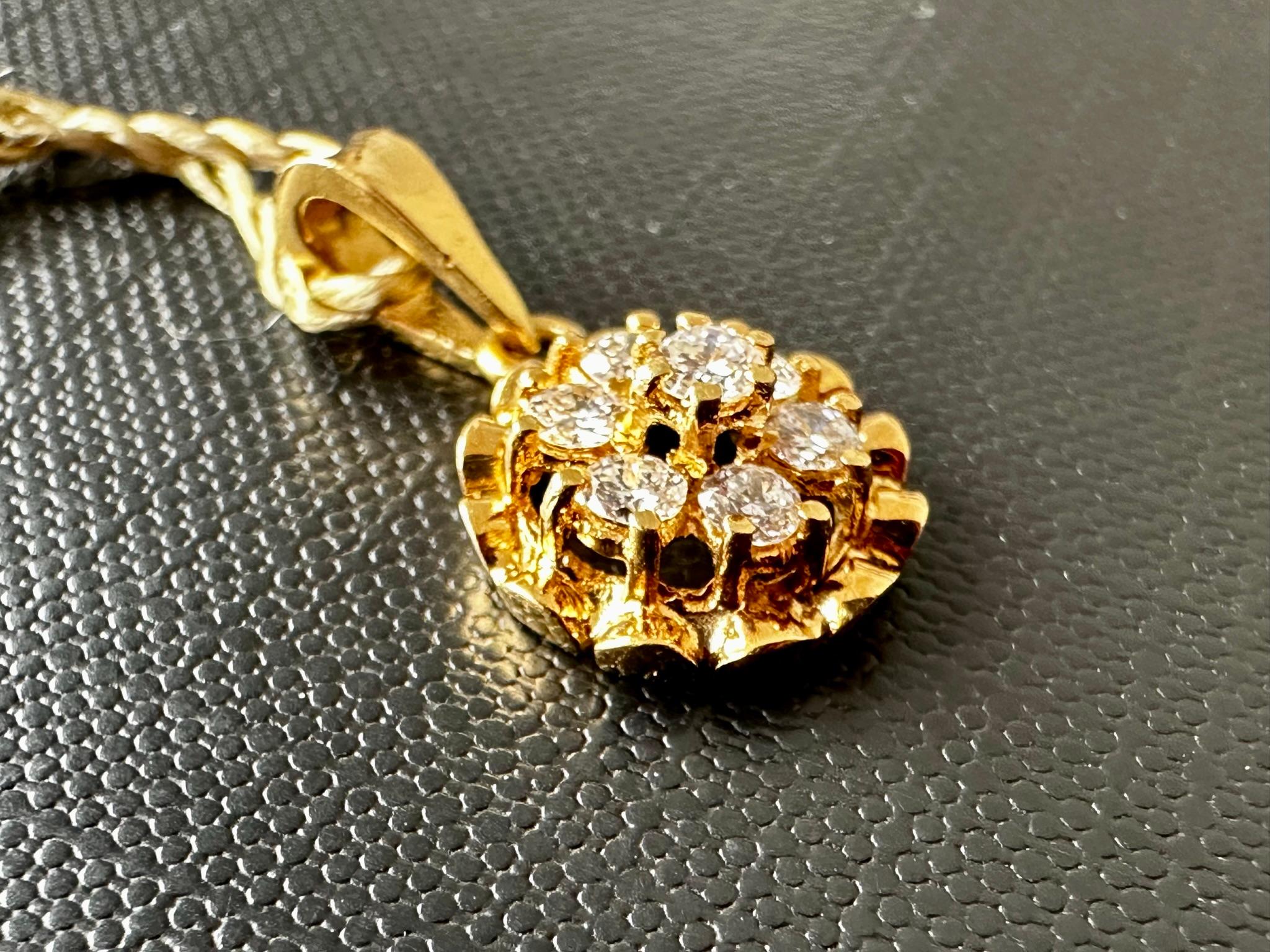 Vintage 18kt Yellow Gold Flower Design Pendant with Diamonds In Good Condition For Sale In Esch-Sur-Alzette, LU