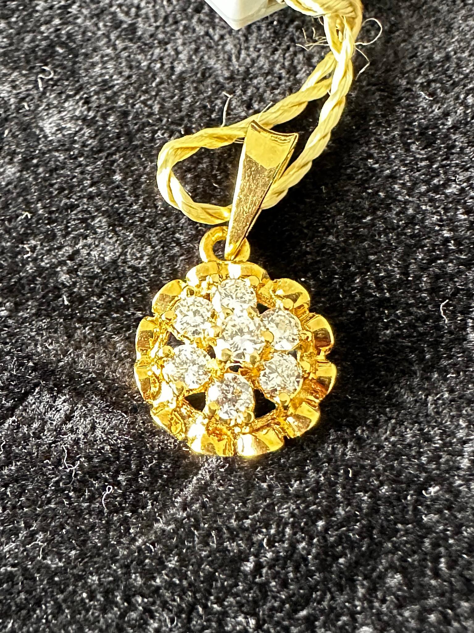 Vintage 18kt Yellow Gold Flower Design Pendant with Diamonds For Sale 1