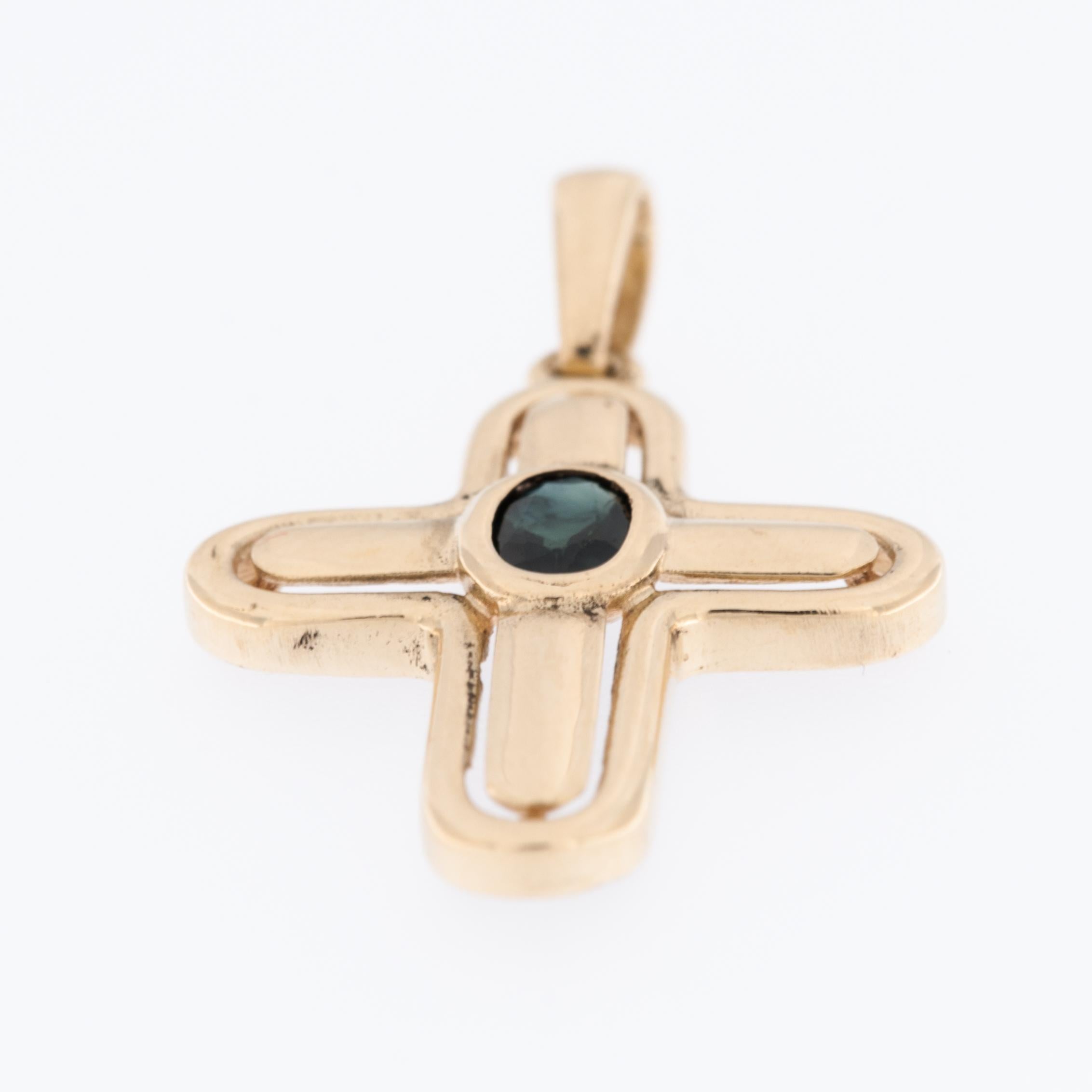 Vintage 18kt Yellow Gold French Cross with Sapphire In Good Condition For Sale In Esch-Sur-Alzette, LU