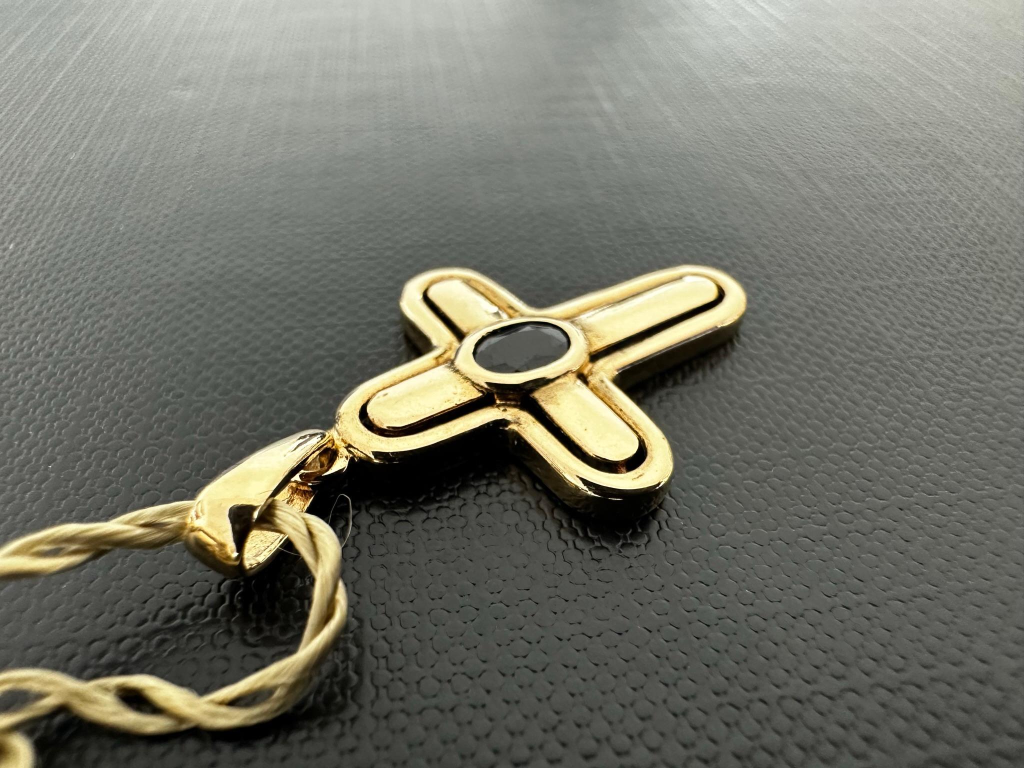 Croix française vintage en or jaune 18 carats avec saphir en vente 1