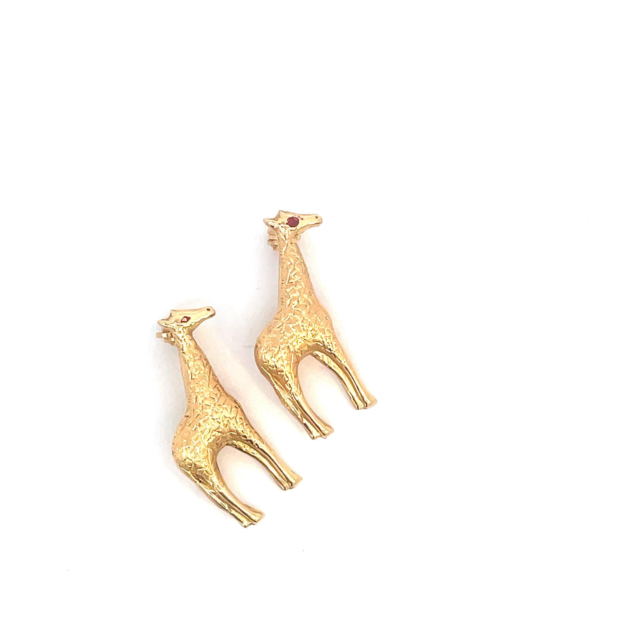 Un savoir-faire italien captivant : Broches jumelles Girafe en or jaune 18kt

Ajoutez une touche de fantaisie et d'élégance à votre collection avec ces ravissantes broches girafes jumelles, réalisées avec un art italien méticuleux en or jaune 18kt.