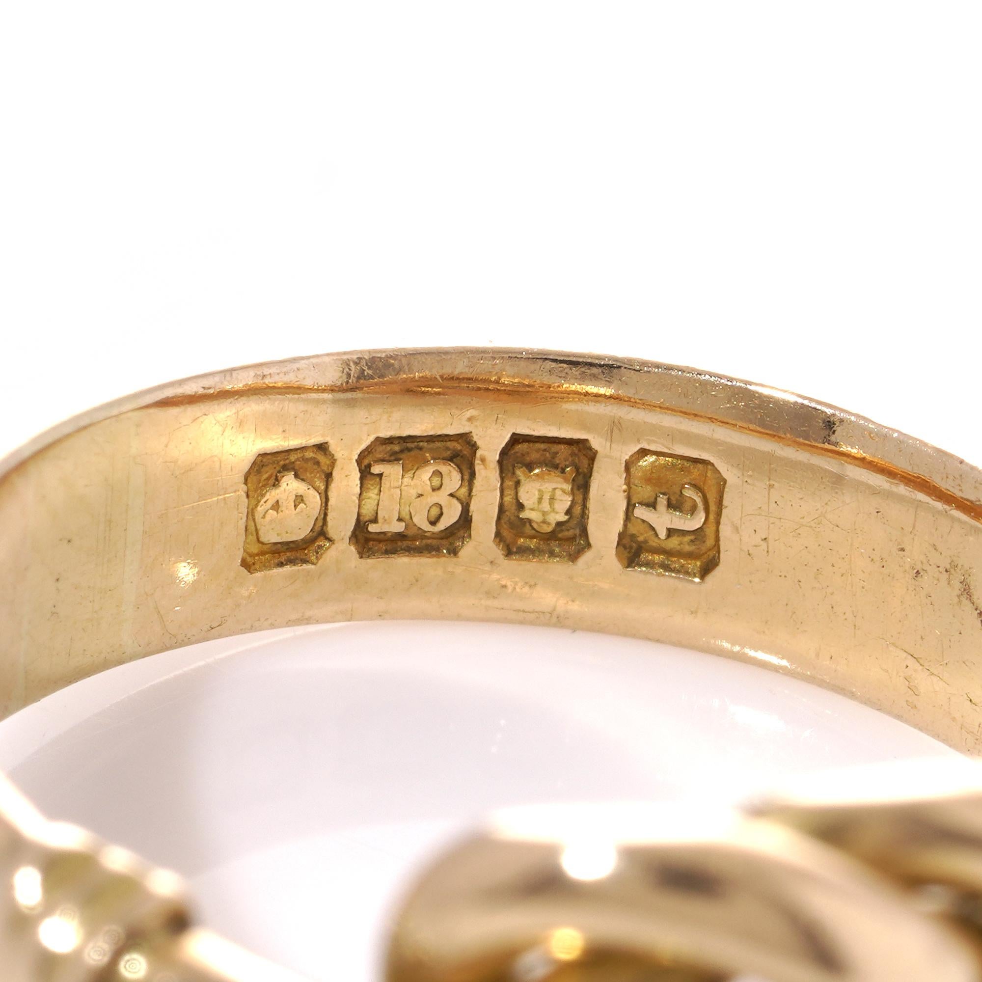 Vintage 18kt yellow gold knot design three-stone 0.20 carats of diamond ring For Sale 4