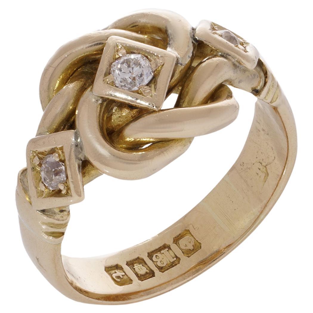 Vintage 18kt yellow gold knot design three-stone 0.20 carats of diamond ring For Sale