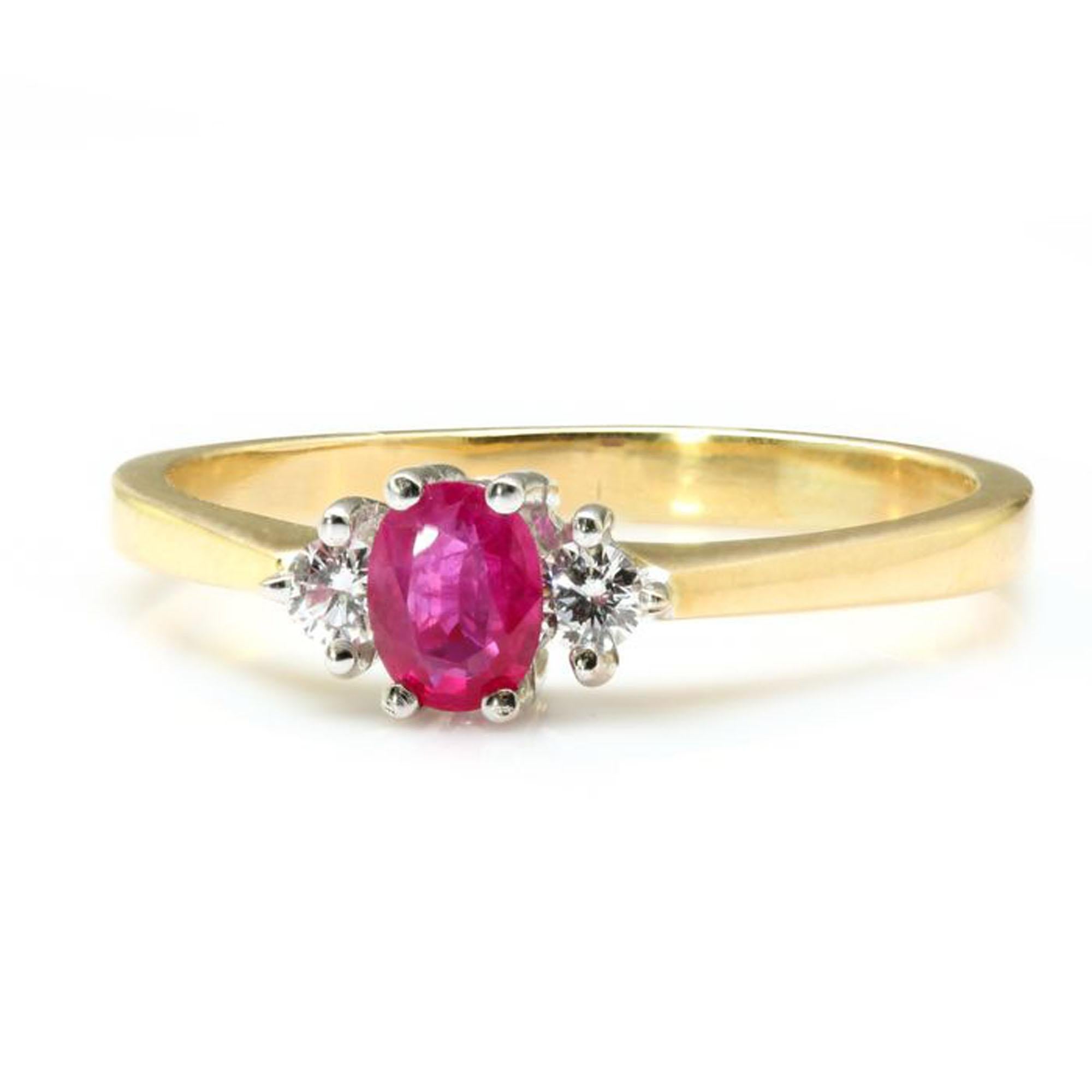 Vintage 18kt Yellow Gold Ladies Ring with Natural Ruby and Diamonds In Good Condition For Sale In Braintree, GB