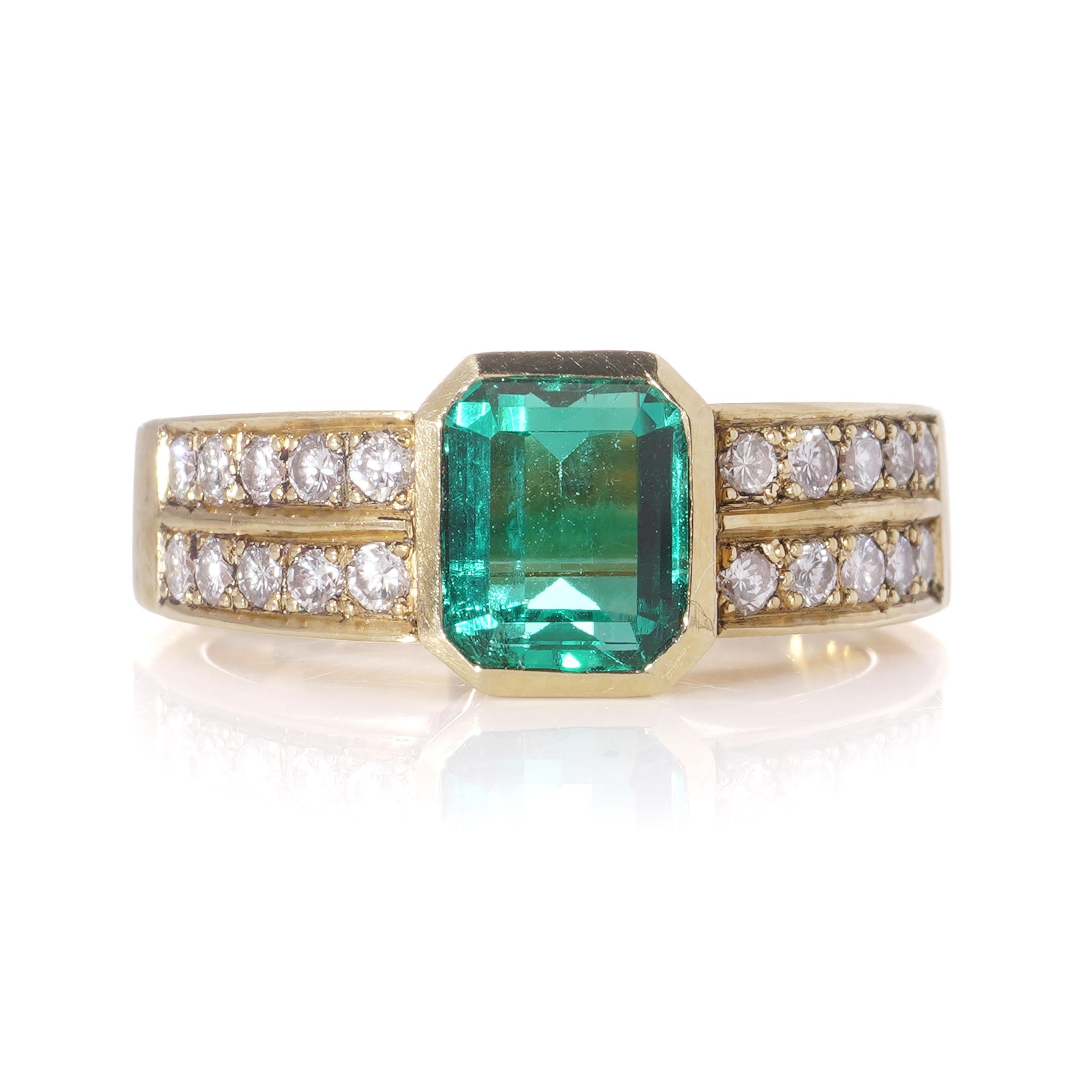 Vintage 18kt. yellow gold natural Colombian emerald ( No Oil ) and diamond ring In Excellent Condition For Sale In Braintree, GB