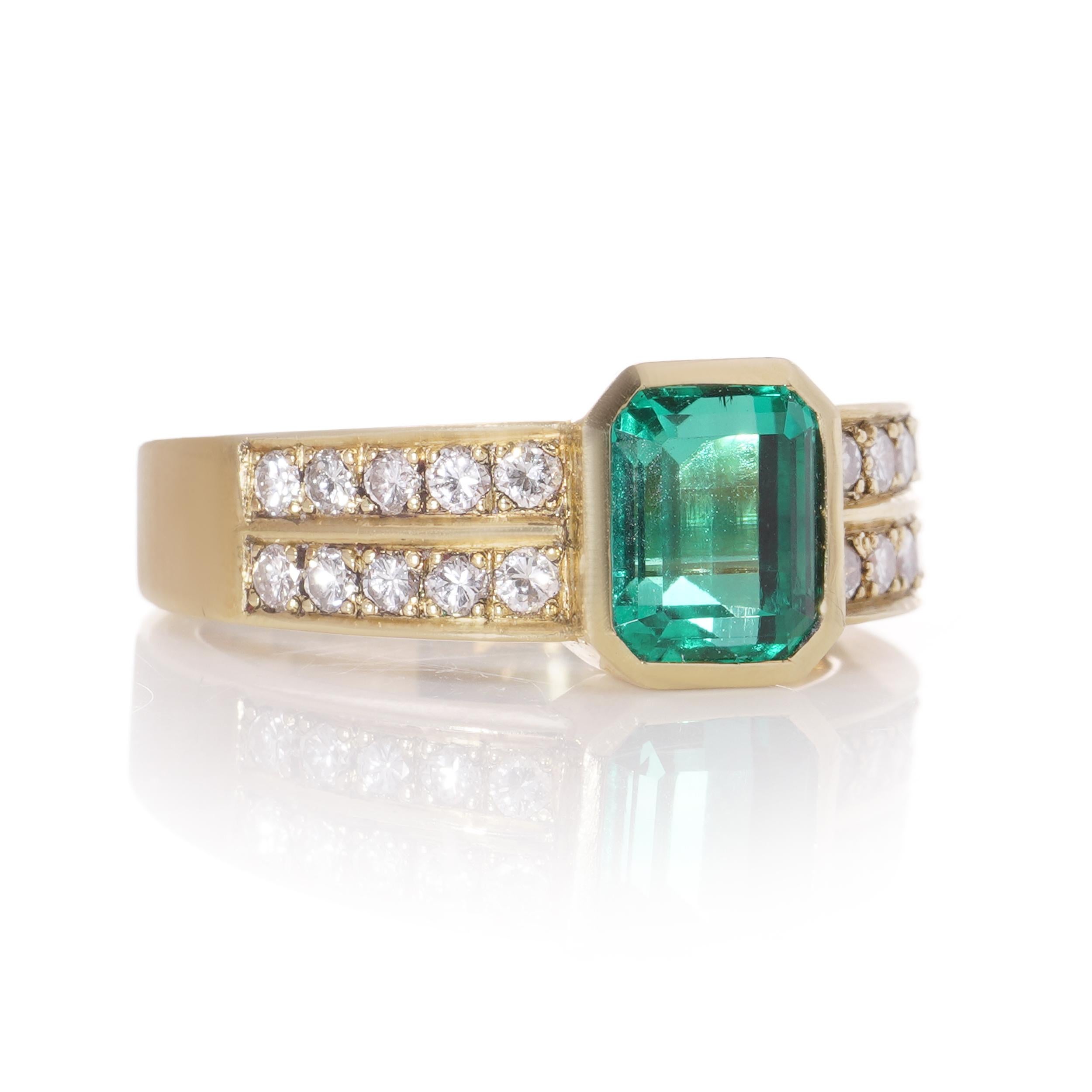 Women's Vintage 18kt. yellow gold natural Colombian emerald ( No Oil ) and diamond ring For Sale