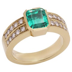 Anillo vintage de oro amarillo de 18kt. con esmeralda natural colombiana ( No Oil ) y diamantes