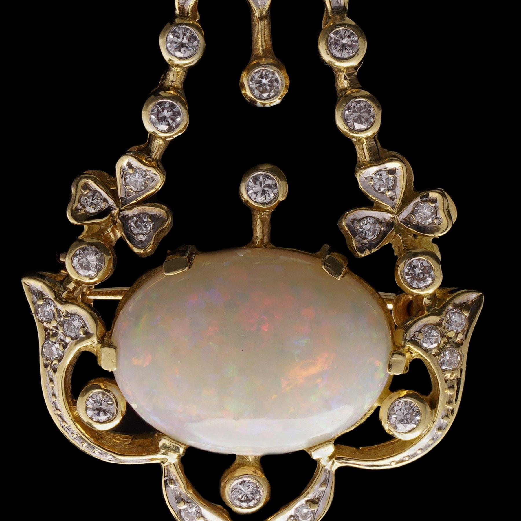 Pendente/spilla d'epoca in oro giallo 18kt con opale e diamanti

Made in England, 1982

Un sorprendente ciondolo/spilla d'epoca convertibile, splendidamente realizzato in oro giallo 18 carati con un ornato disegno a fogliame aperto. Il pezzo