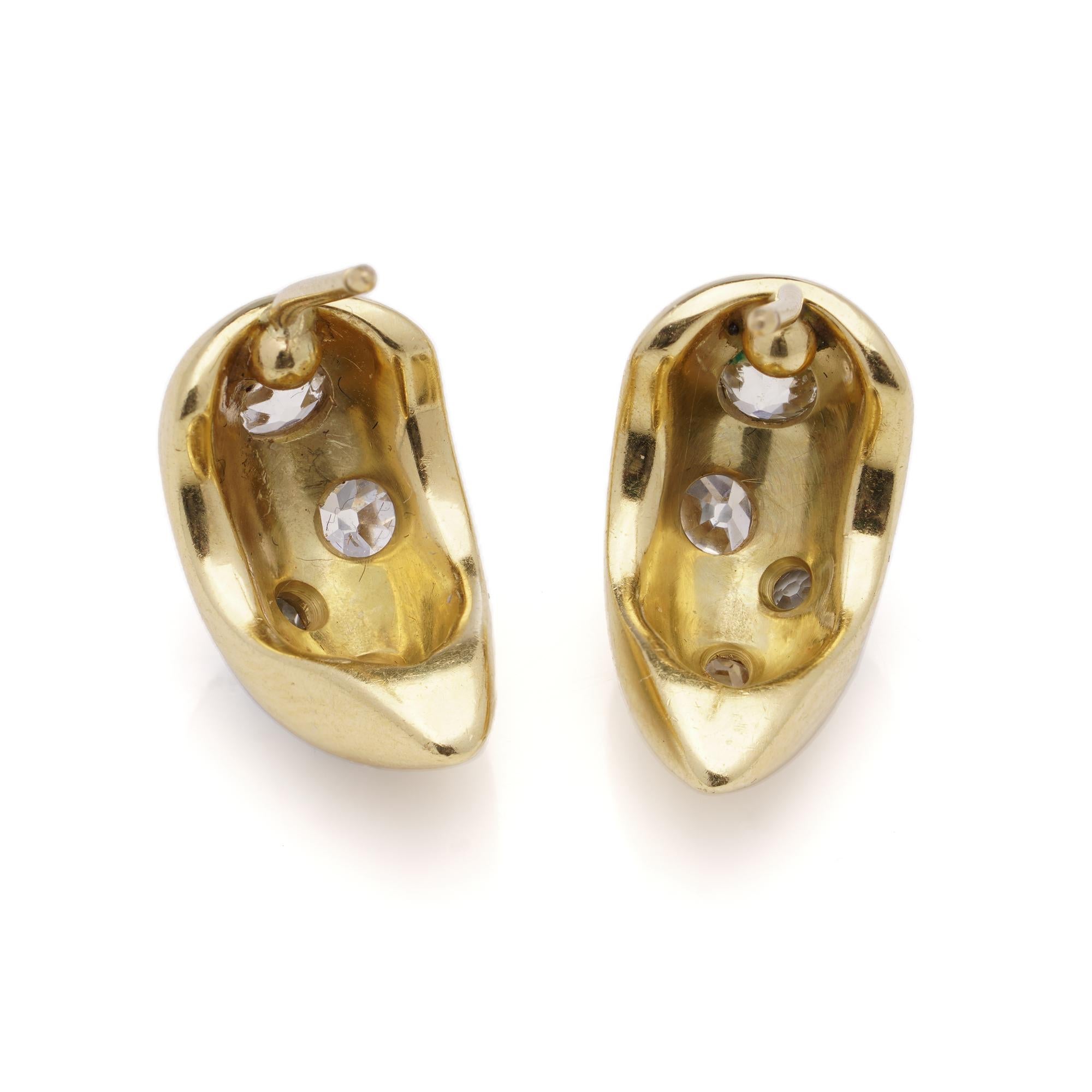 Taille vieille mine Paire de boucles d'oreilles vintage en or jaune 18 carats avec 1,68 carat de diamants en vente