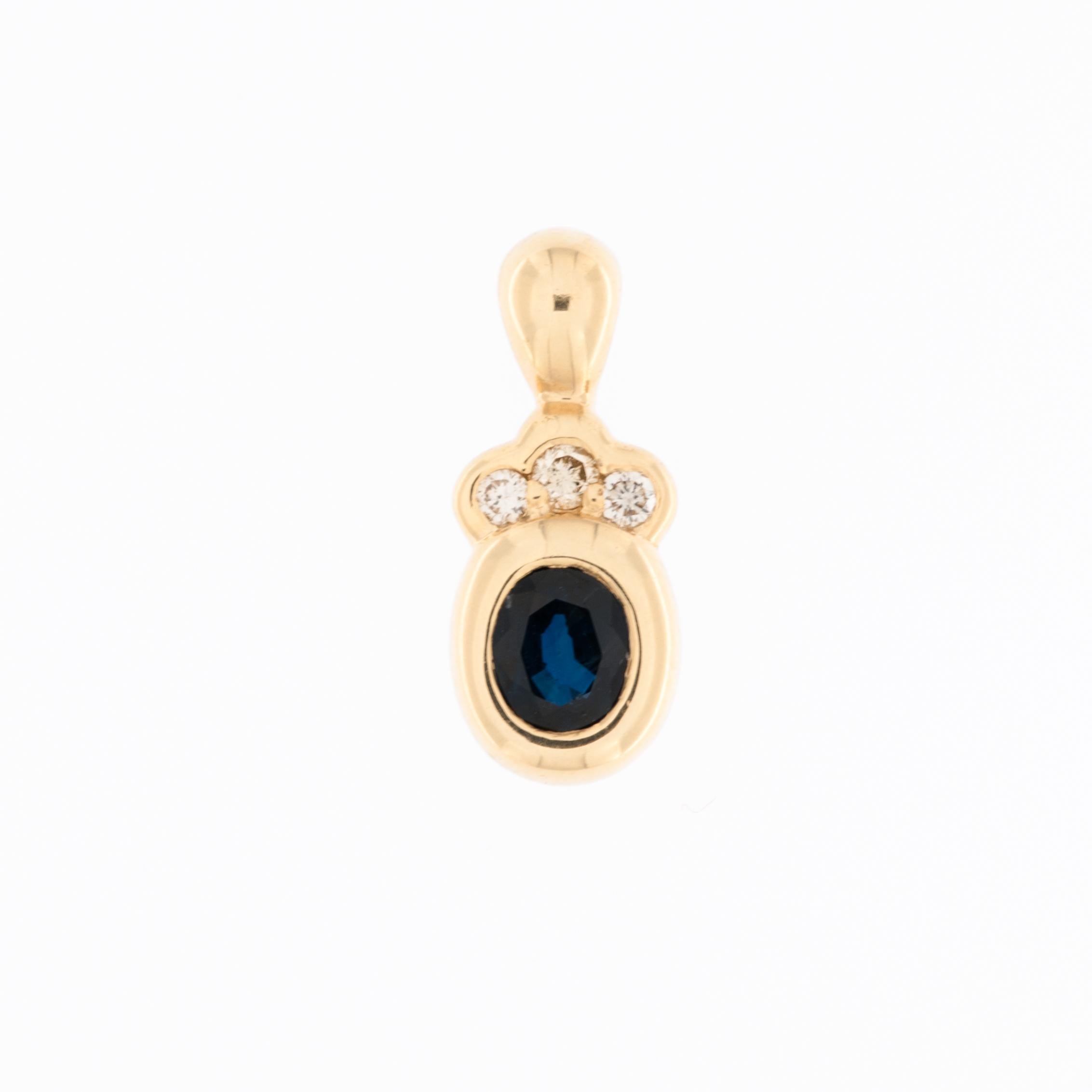 This vintage 18kt yellow gold pendant is a timeless and elegant piece of jewelry. The warm and rich hue of the 18kt yellow gold complements the design, adding a touch of sophistication. The pendant features a captivating 0.50ct oval-cut blue