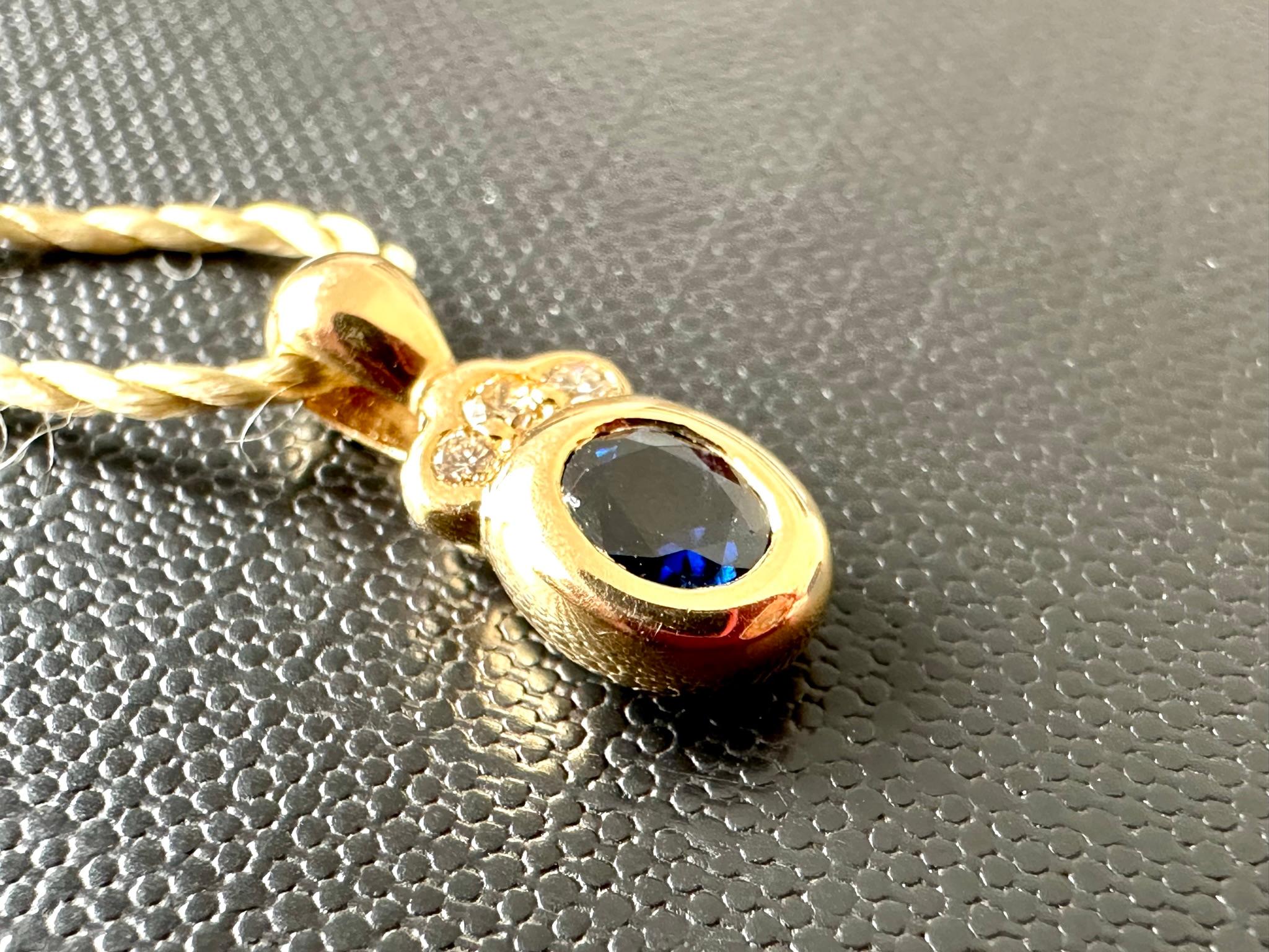 Vintage 18kt Yellow Gold Pendant with Blue Sapphire and Diamonds In Good Condition For Sale In Esch-Sur-Alzette, LU