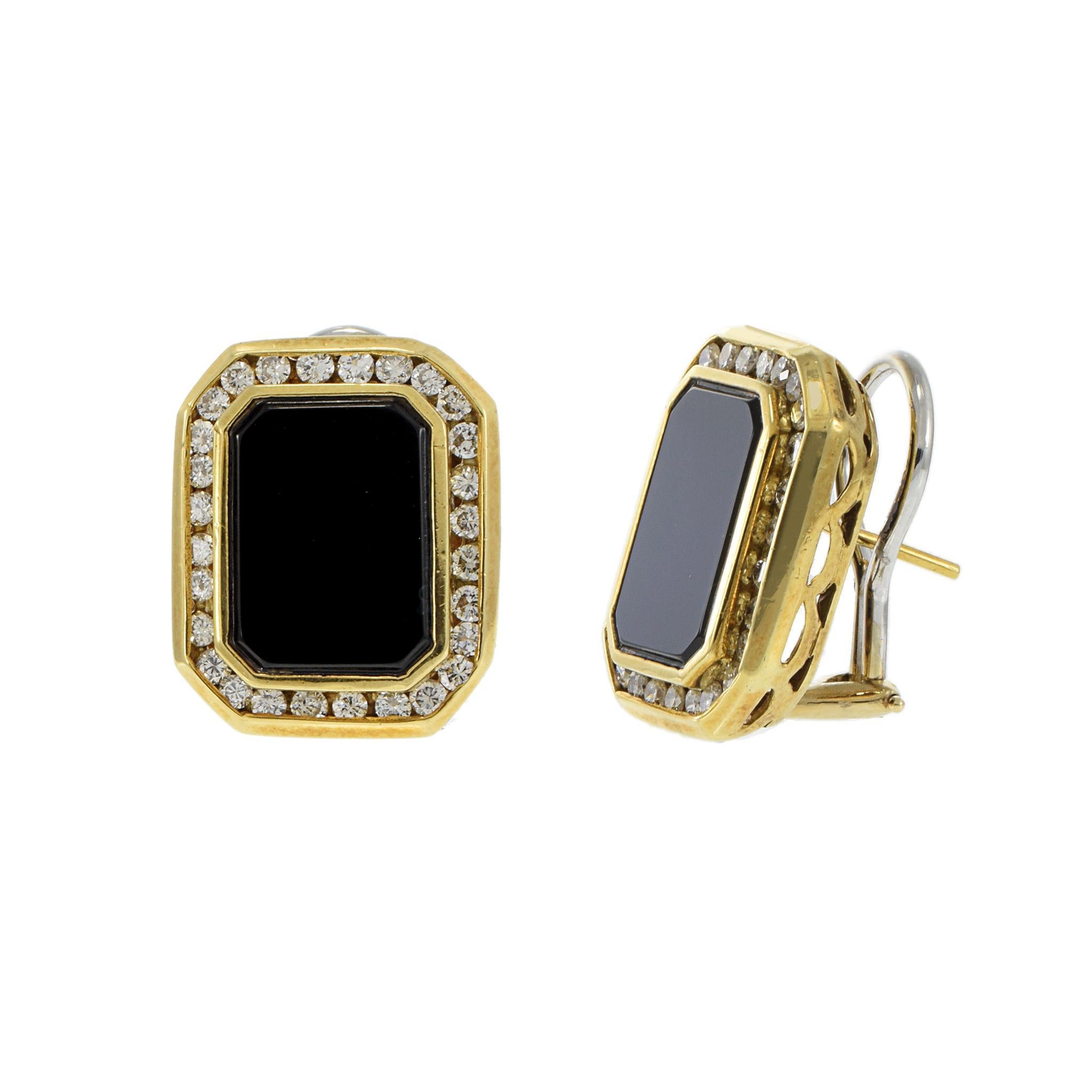 Estos pendientes abrazador vintage presentan ricos centros rectangulares de ónice negro enmarcados por un halo de diamantes brillantes redondos, todo ello engastado en cálido oro amarillo de 18 quilates. Con un peso de 15,4 gramos, el par aporta un