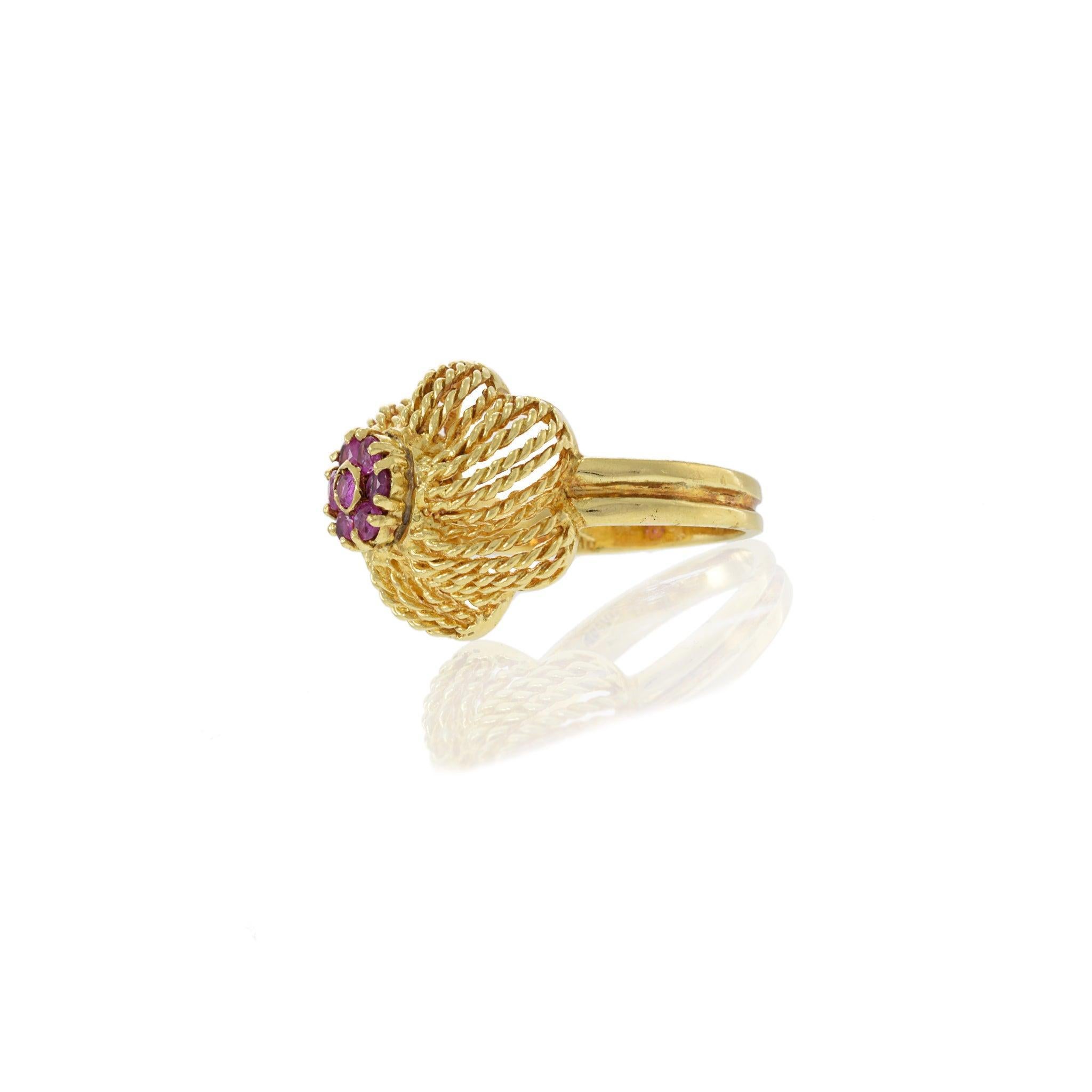 Vintage 18KT Yellow Gold Retro Era Spiral Ruby Cluster Ring In Good Condition For Sale In New York, NY