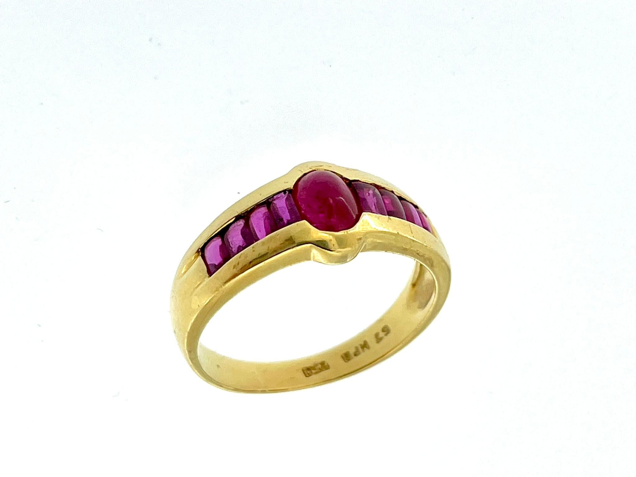 Cabochon Vintage 18kt Yellow Gold Ruby Ring For Sale