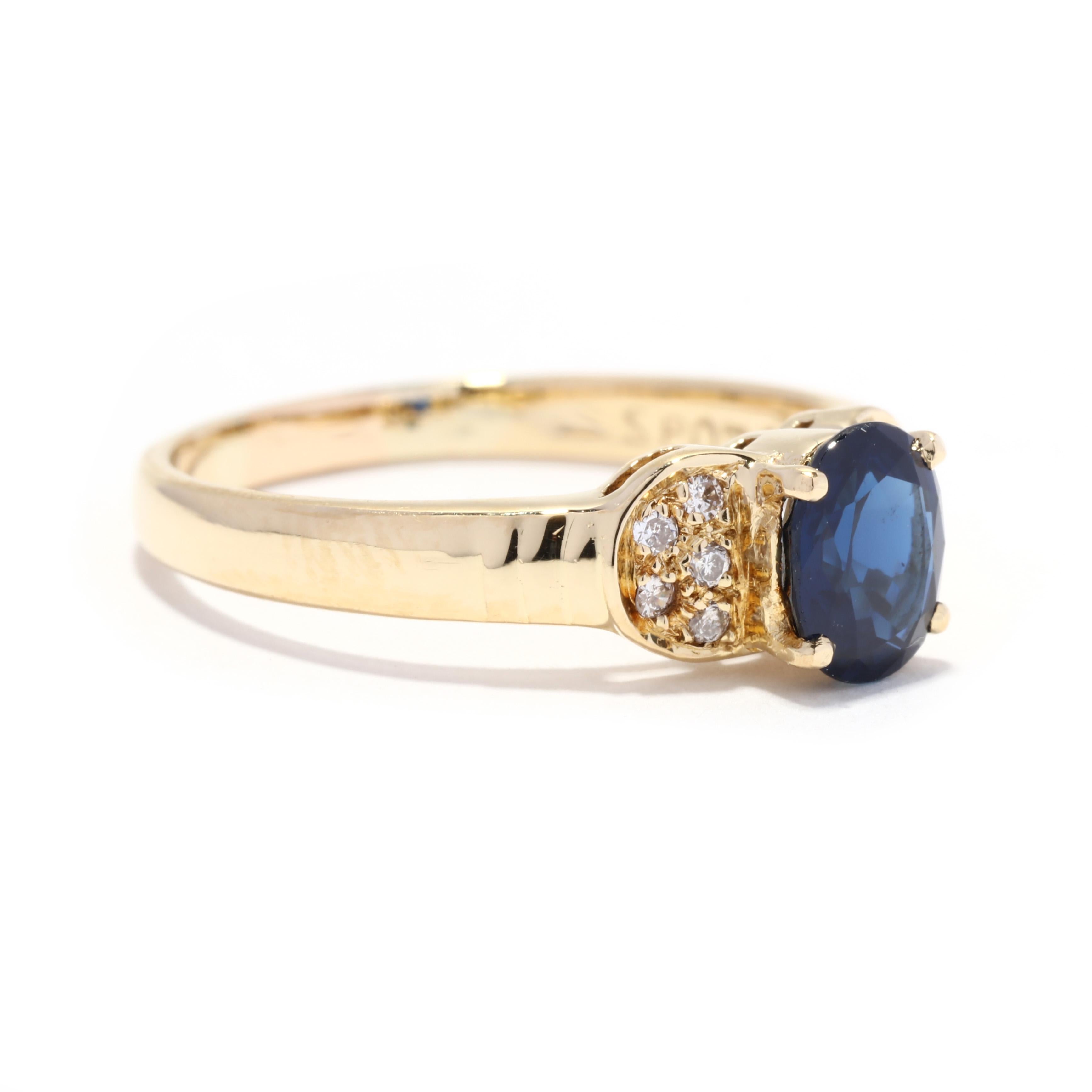 Ein Vintage-Ring aus 18 Karat Gelbgold mit einem Saphir und einem Diamanten. Dieser Verlobungsring besteht aus einem ovalen, natürlichen Saphir mit einem Gewicht von ca. 0,75 Karat und einer Gruppe von Diamanten auf beiden Seiten und einem sich