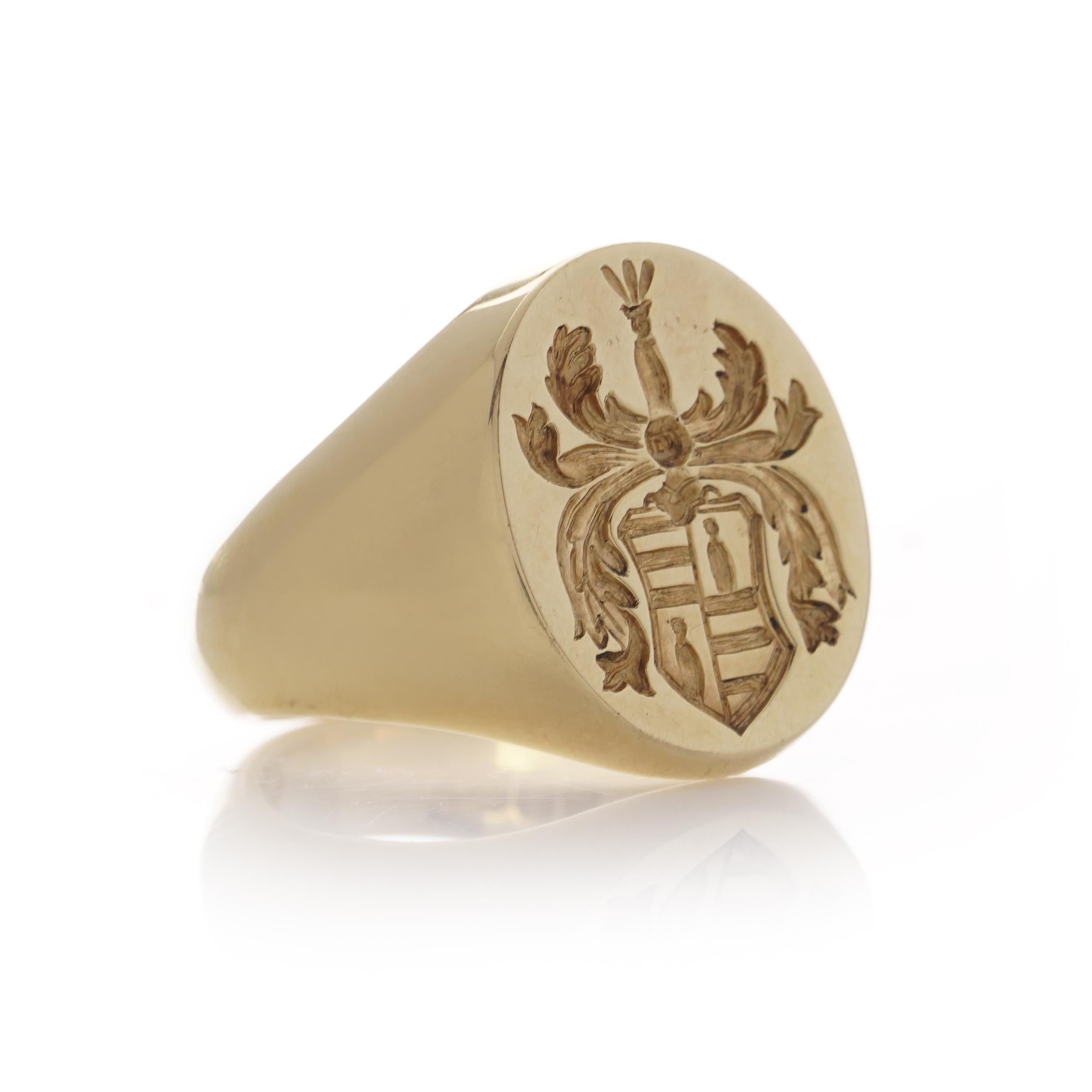 Vintage 18kt. yellow gold signet ring with a coat of arms.

Made in England, London, 1991
Fully hallmarked.
Maker: W&G

Dimensions -
Ring Size: 2.2 x 2.1 x 1.6 cm
Finger Size (UK) = J (EU) = 50 (US) = 5

Weight: 13.7 grams

Condition: Pre-owned,