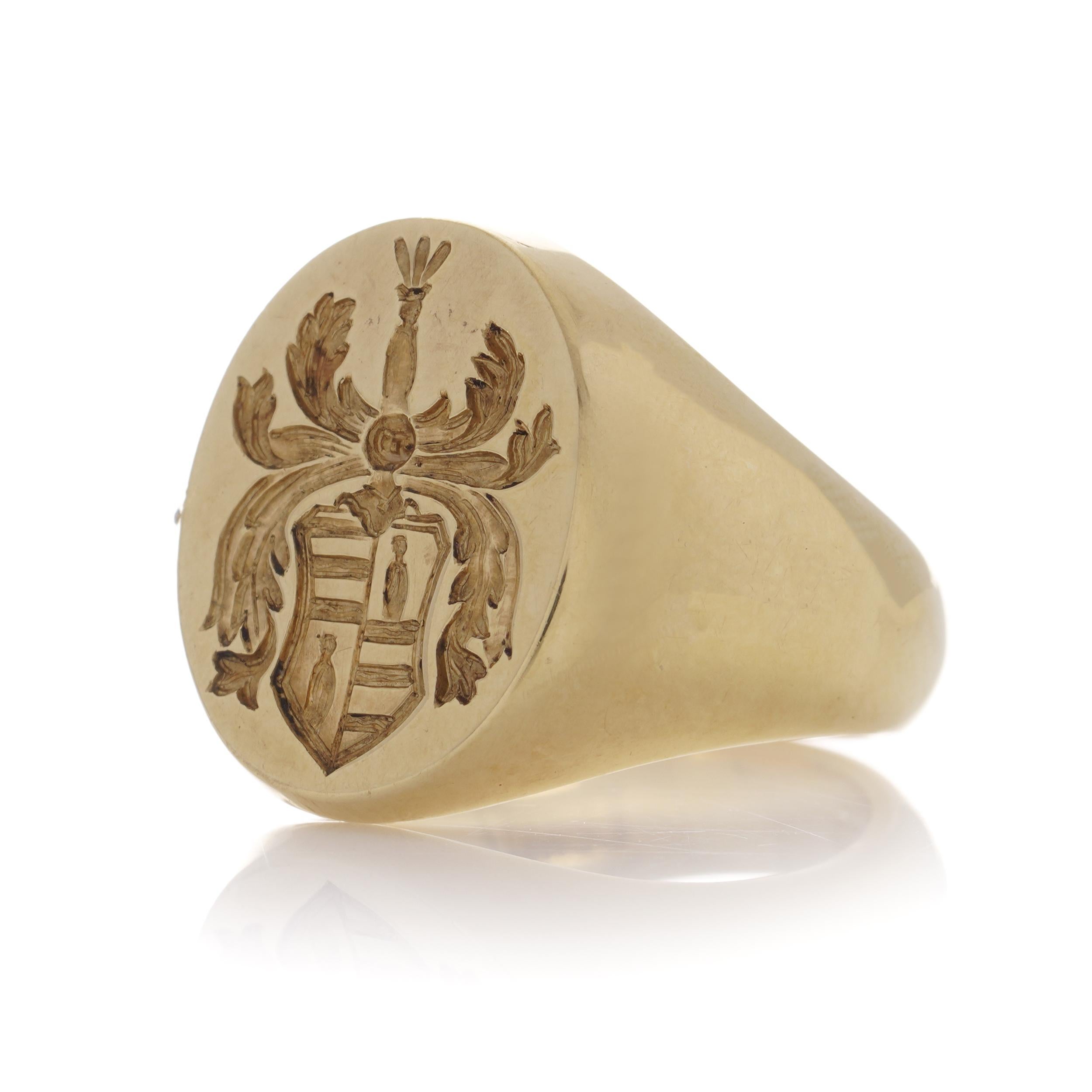 Women's or Men's Vintage 18kt. yellow gold signet ring with a coat of arms For Sale