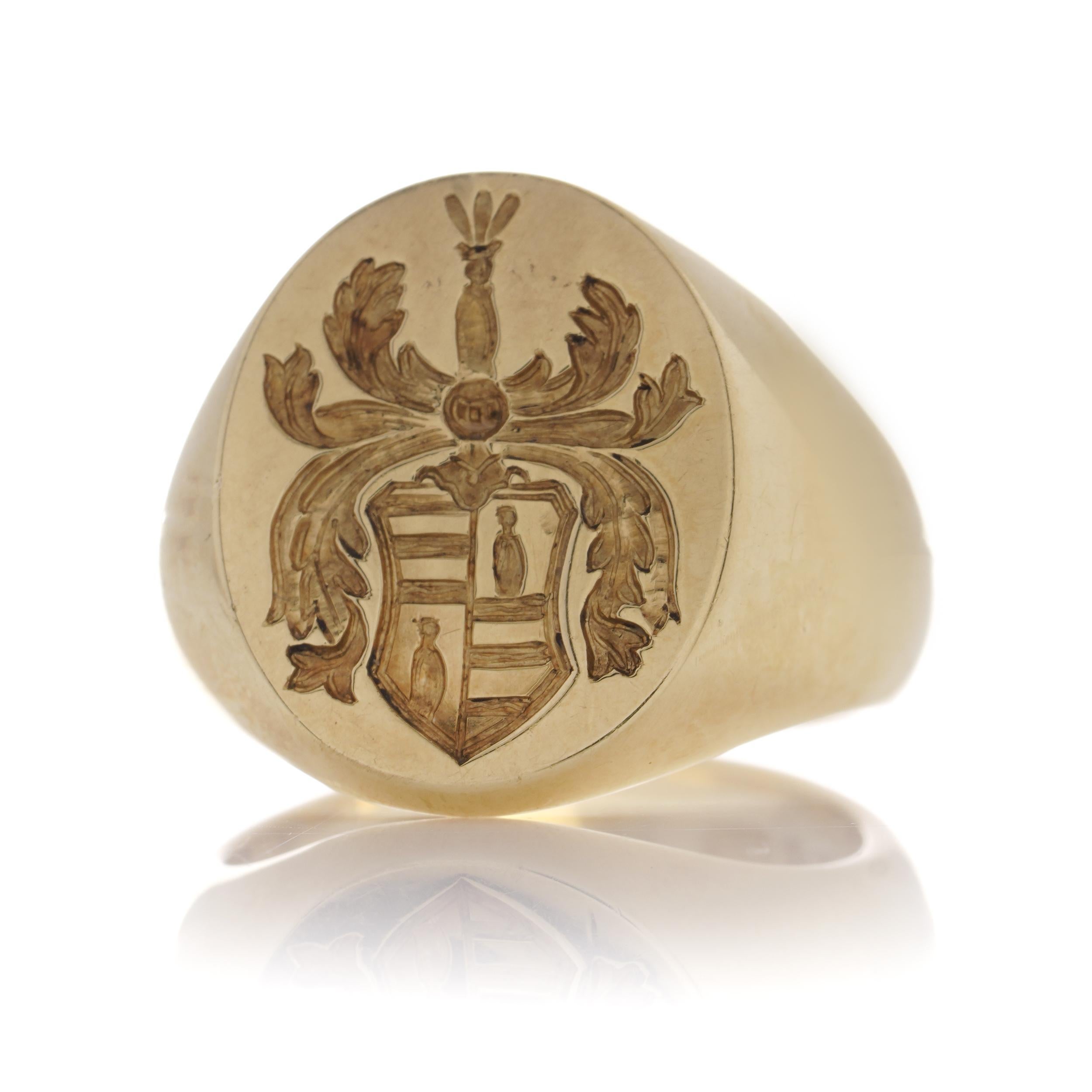 Vintage 18kt. yellow gold signet ring with a coat of arms For Sale 1